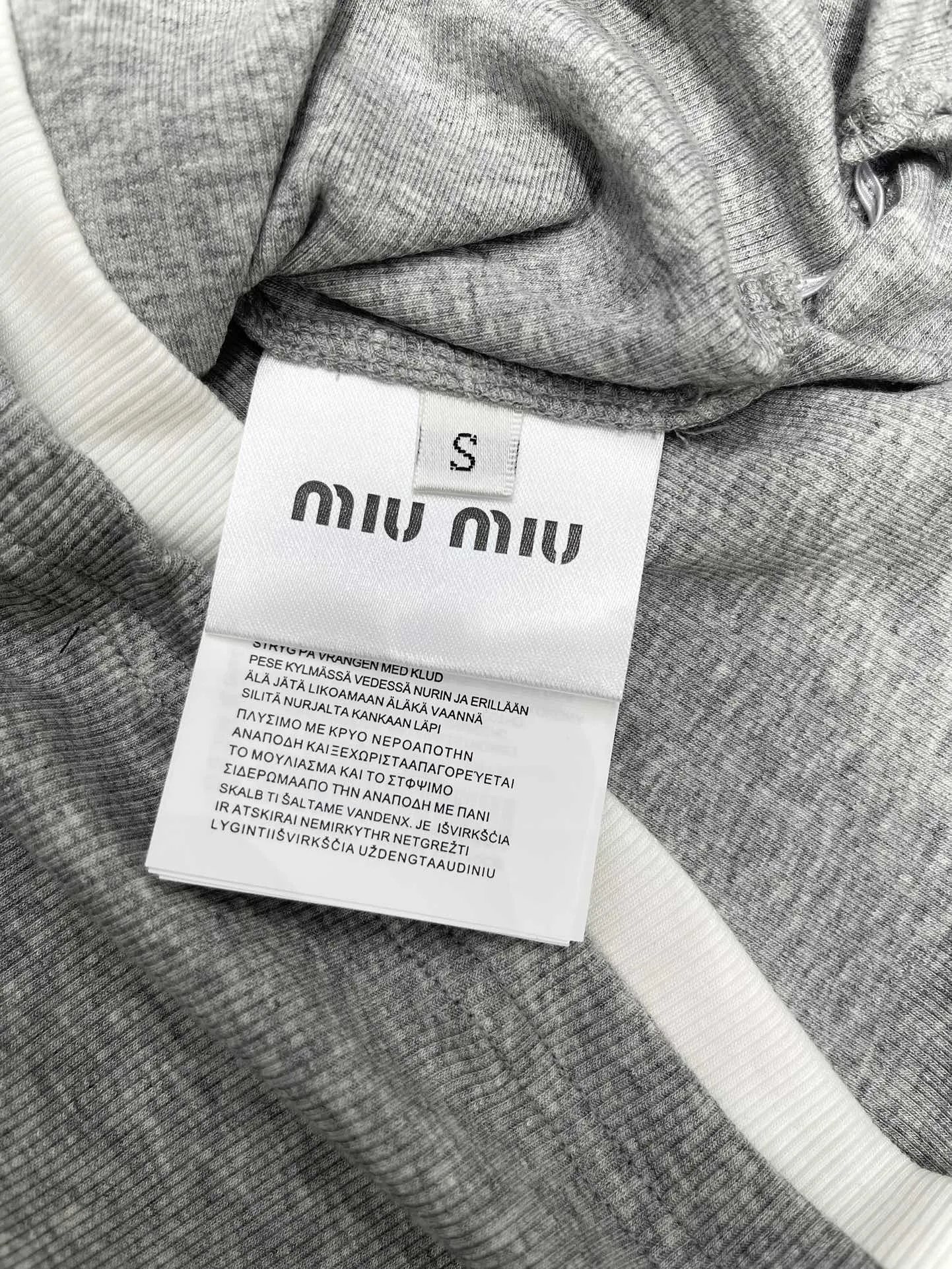 ミウミウ新作グレーブレスレットTシャツ - 画像 (9)