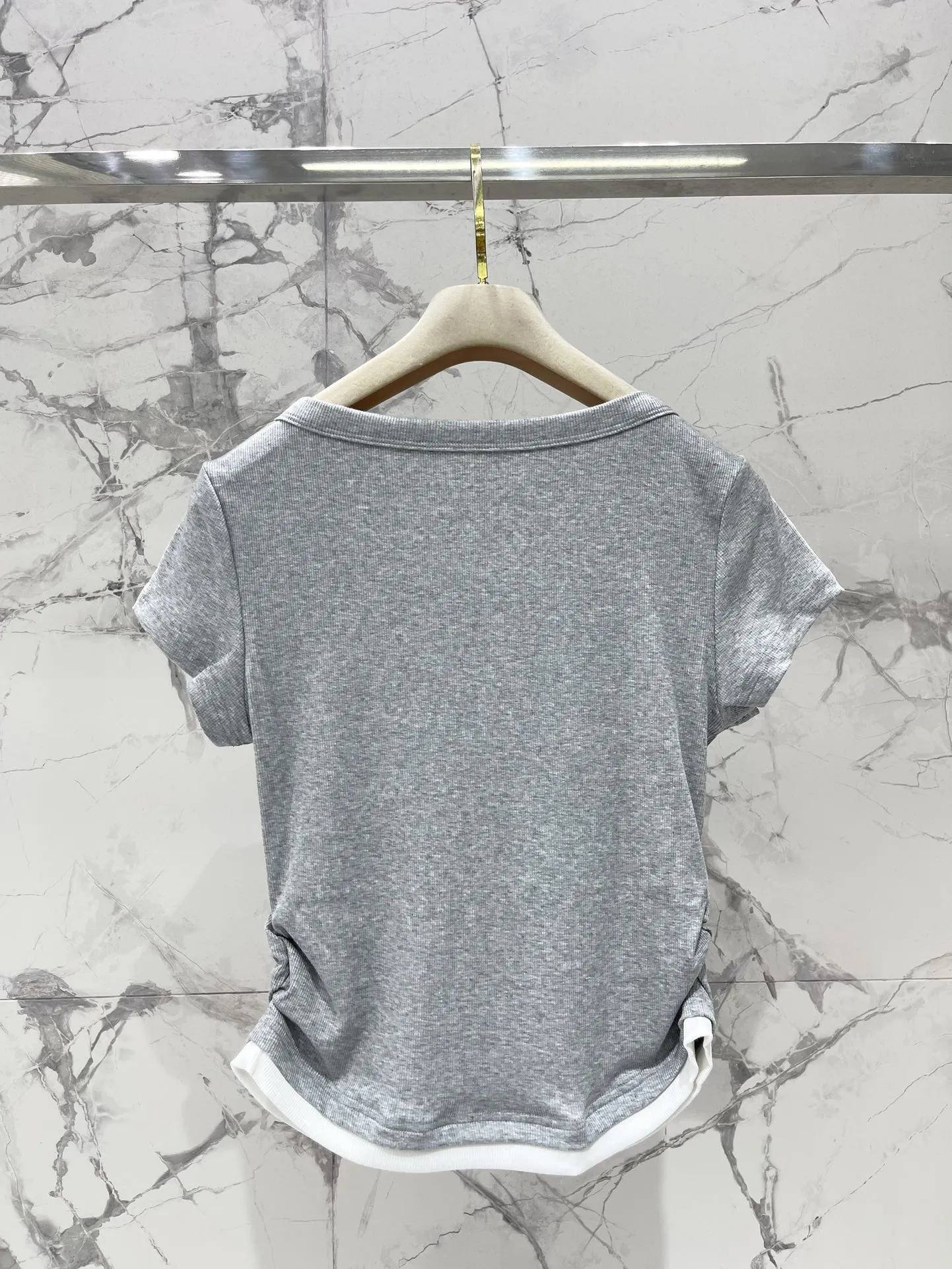 ミウミウ新作グレーブレスレットTシャツ - 画像 (10)