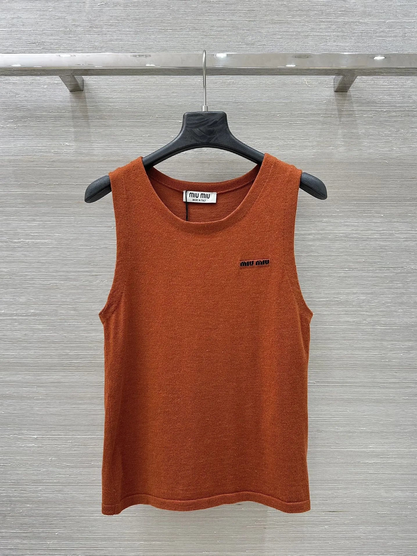 Miu Miu 2025新作オレンジアルファベットベスト
