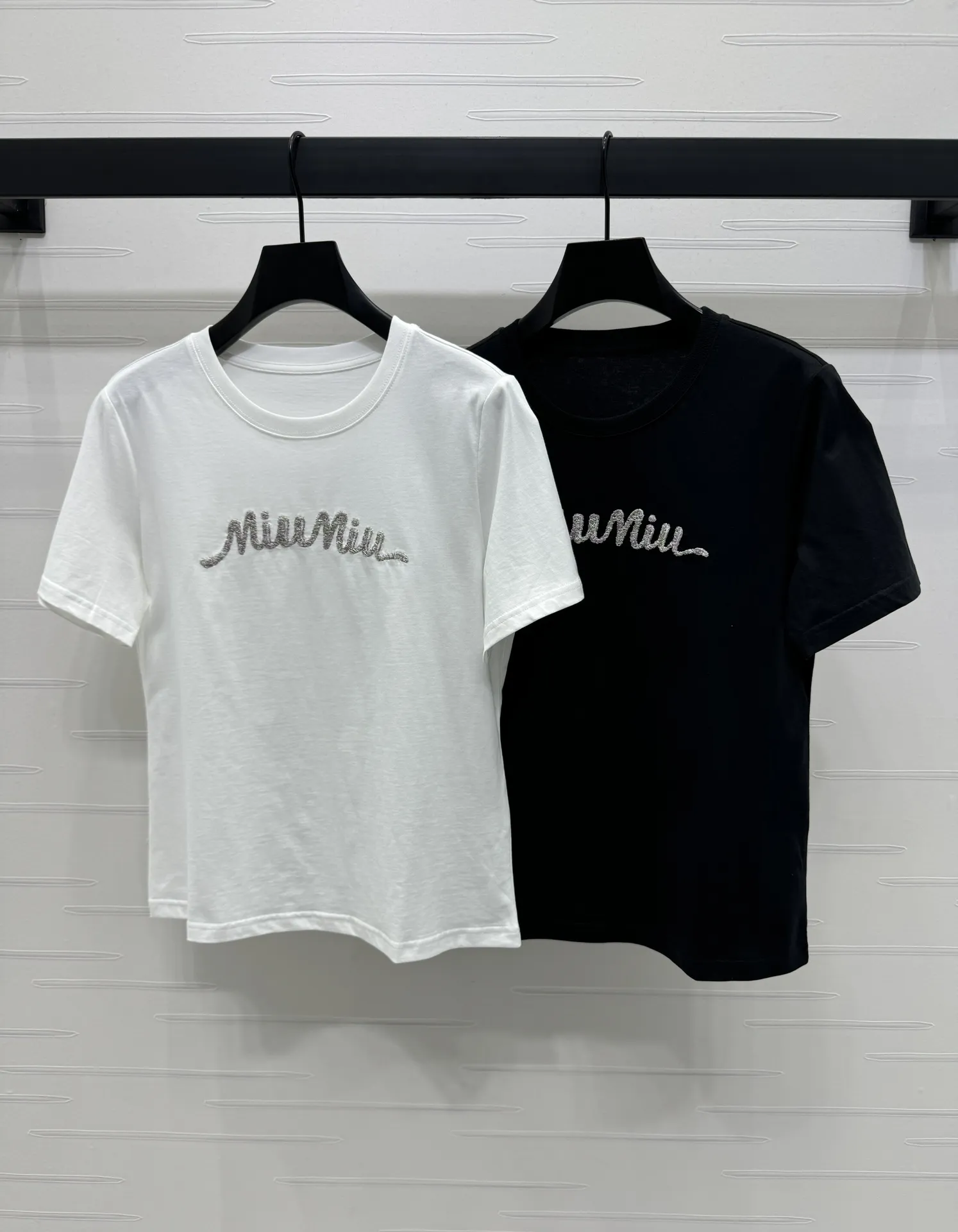 MiuMiu新作黒白半袖Tシャツ刺繍デザイン