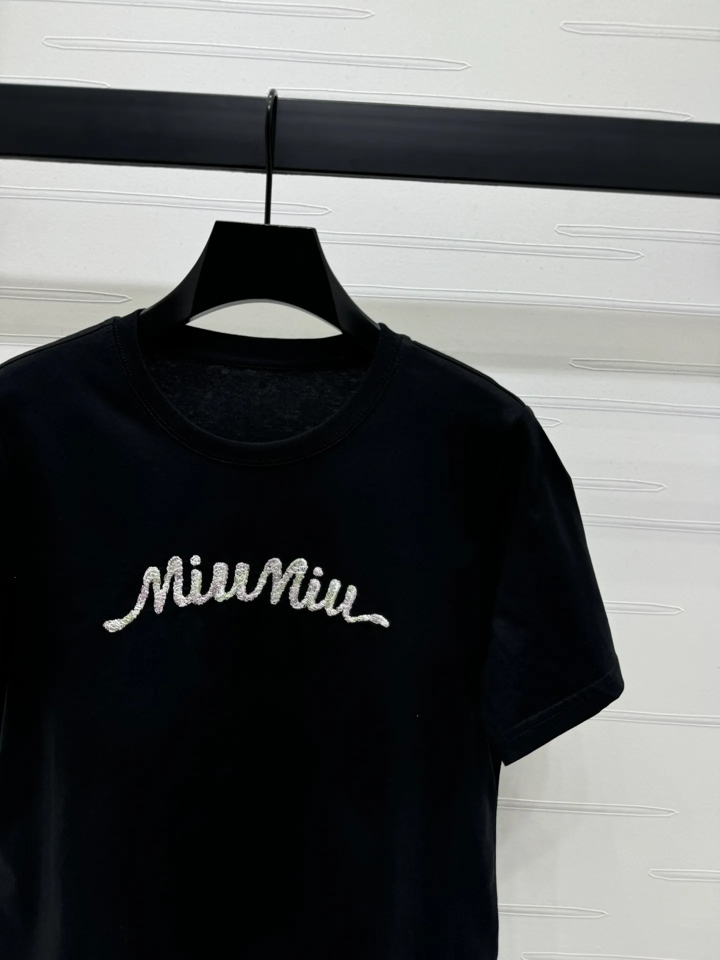 MiuMiu新作黒半袖Tシャツ刺繍デザイン - 画像 (3)