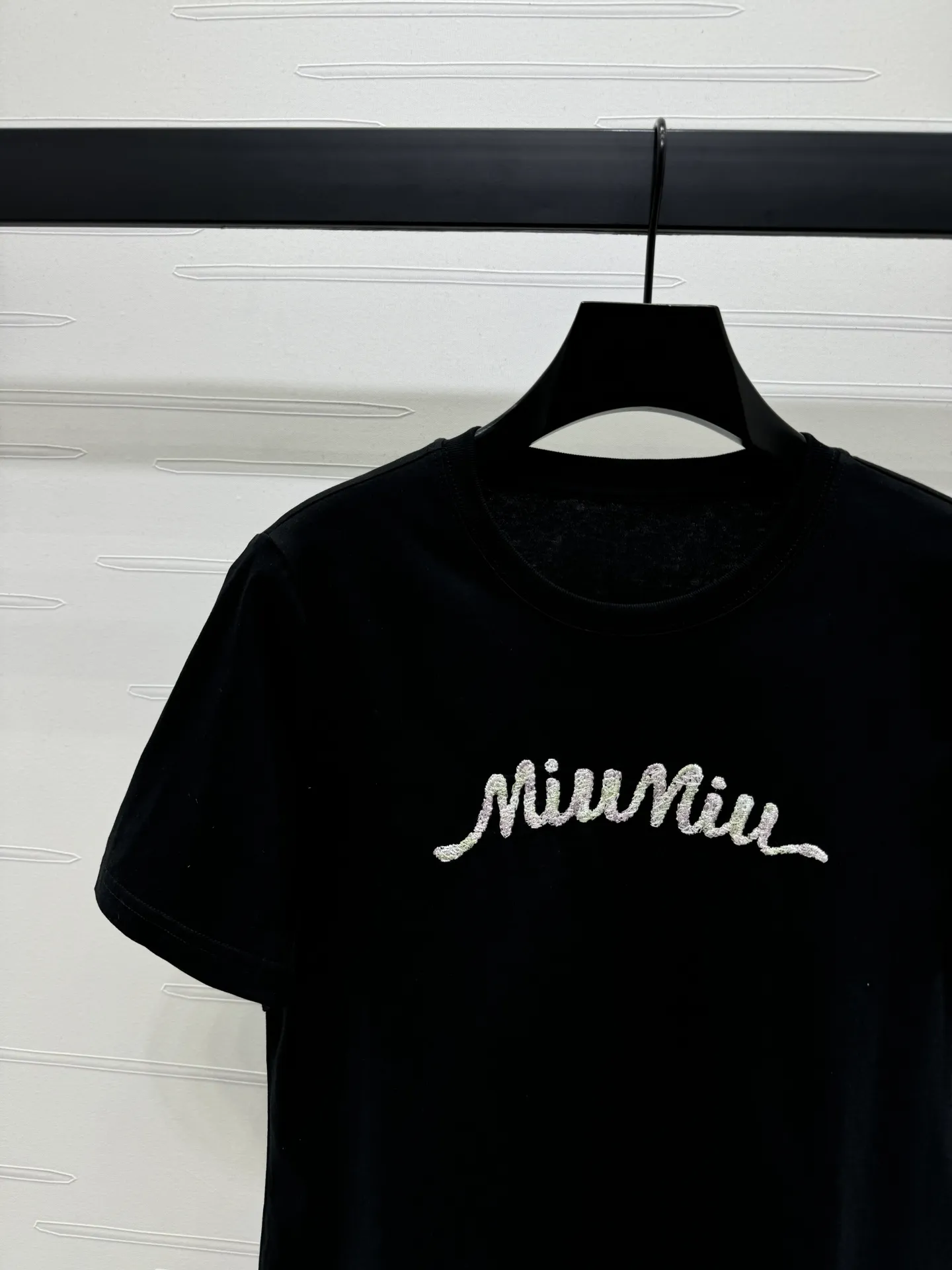 MiuMiu新作黒半袖Tシャツ刺繍デザイン - 画像 (4)