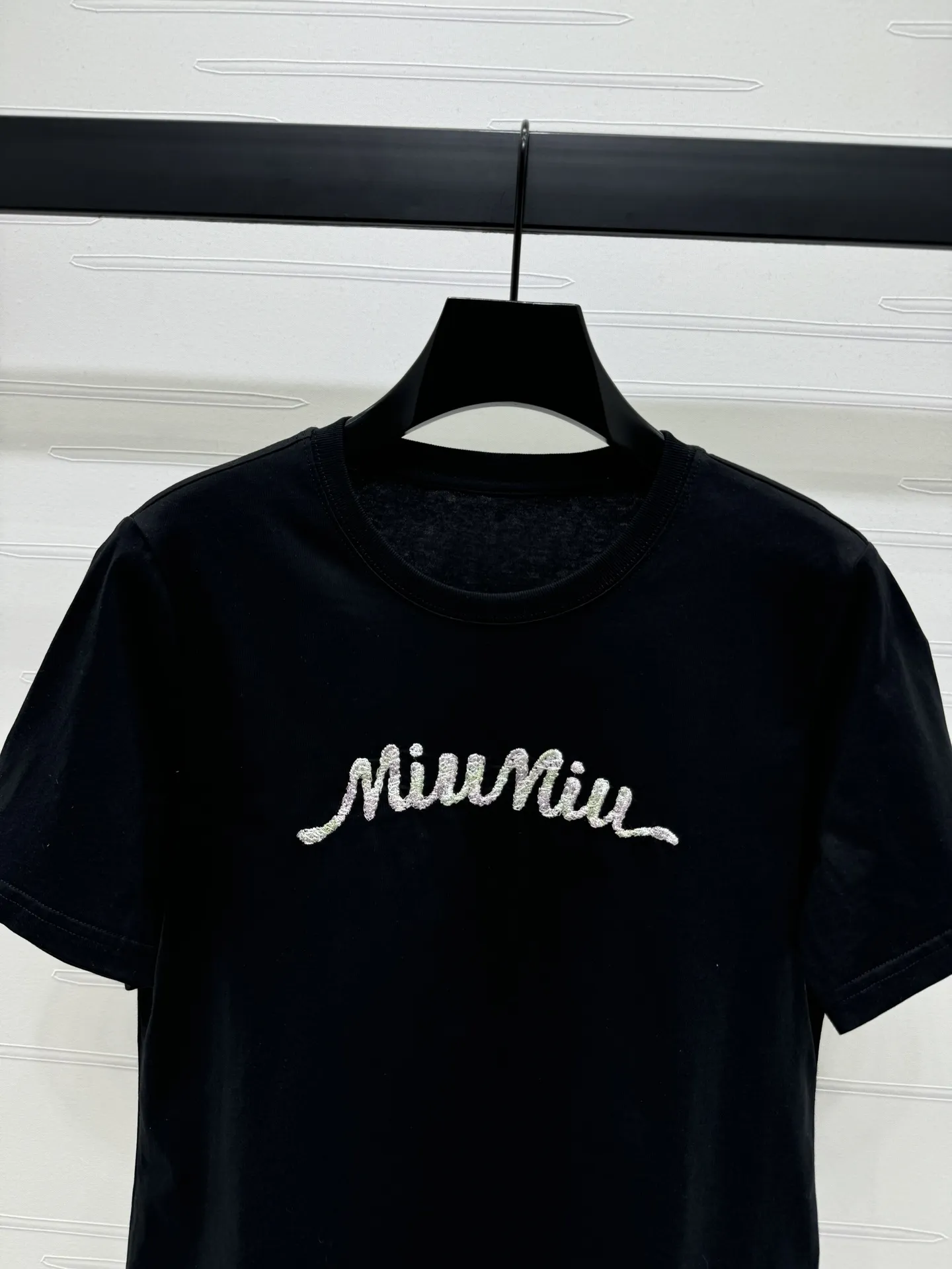 MiuMiu新作黒半袖Tシャツ刺繍デザイン - 画像 (5)