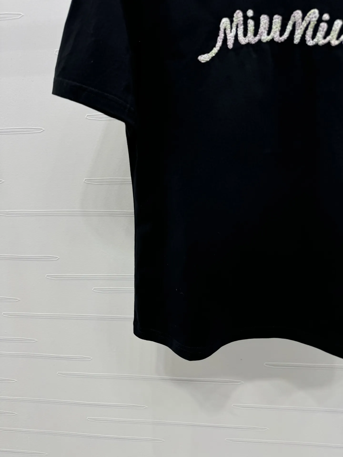 MiuMiu新作黒半袖Tシャツ刺繍デザイン - 画像 (6)