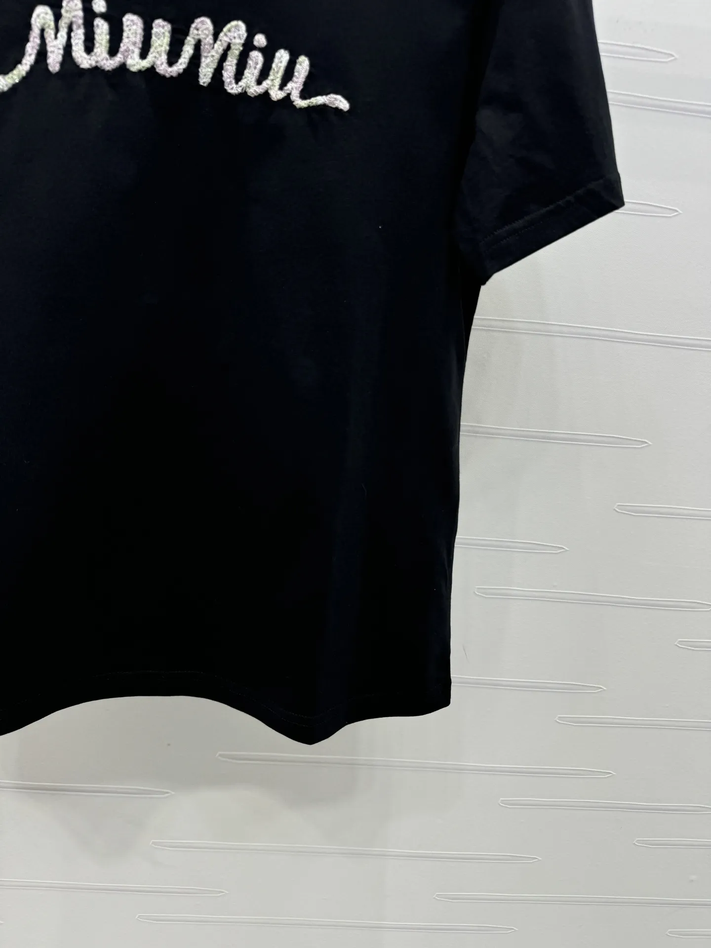 MiuMiu新作黒半袖Tシャツ刺繍デザイン - 画像 (7)