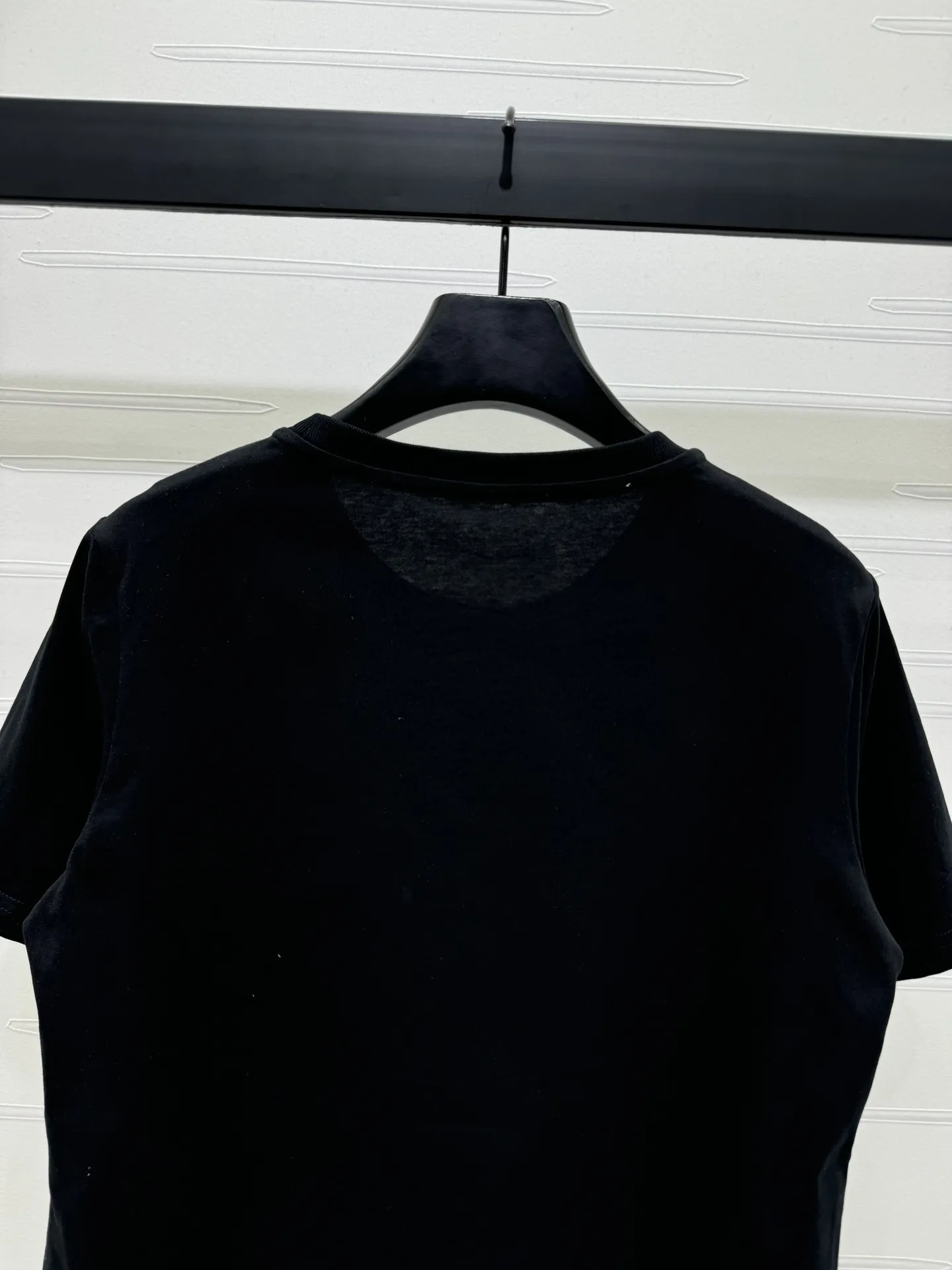 MiuMiu新作黒半袖Tシャツ刺繍デザイン - 画像 (8)