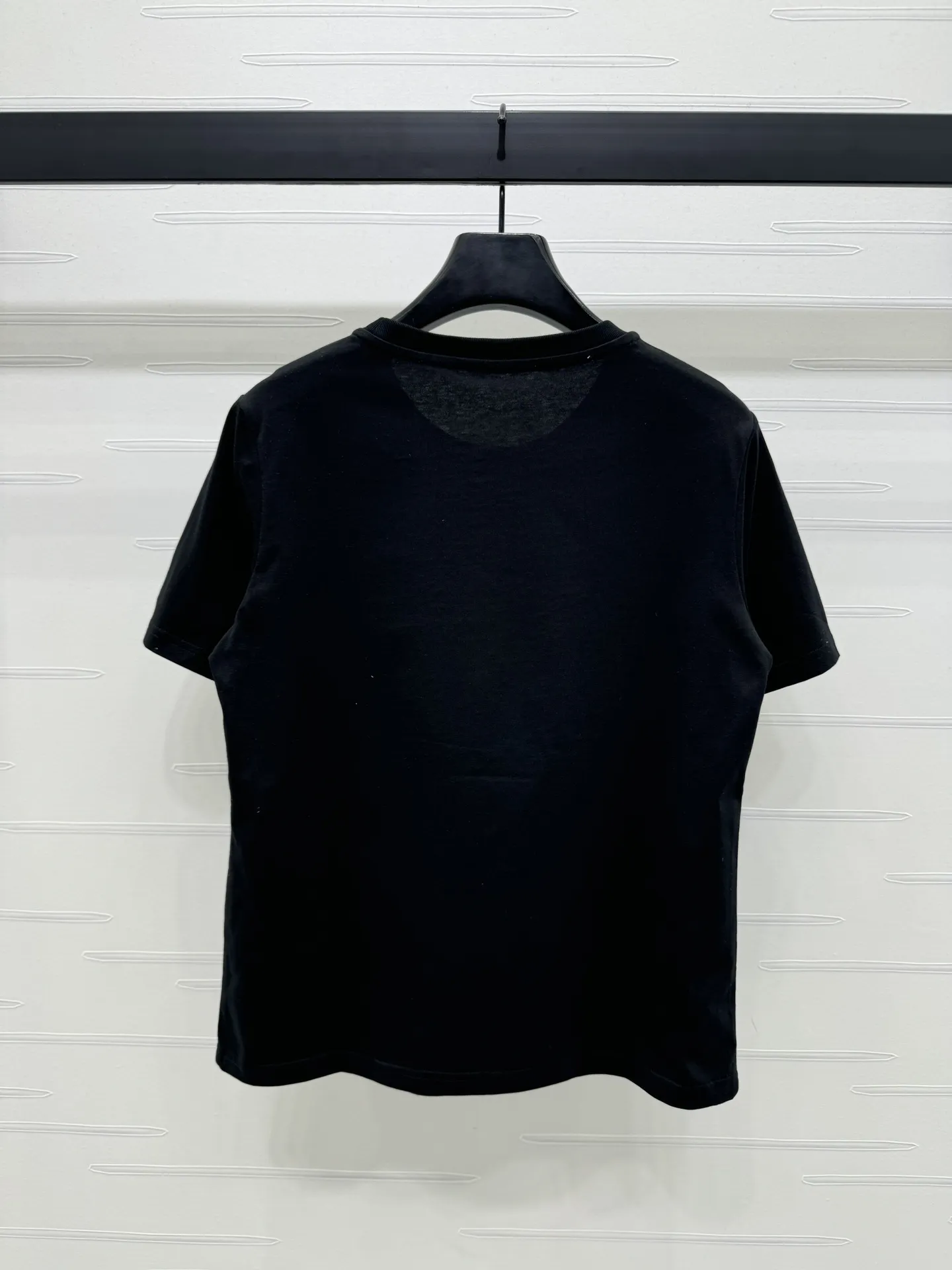 MiuMiu新作黒半袖Tシャツ刺繍デザイン - 画像 (9)