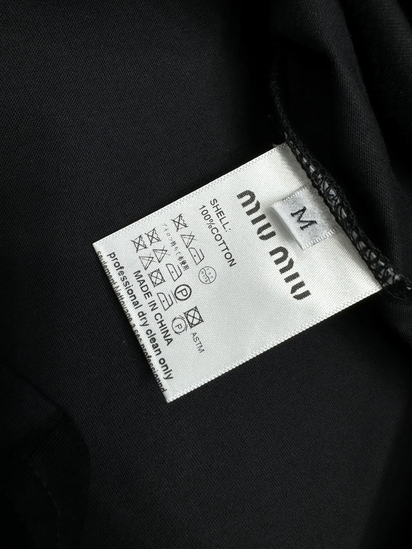 MiuMiu新作黒半袖Tシャツ刺繍デザイン - 画像 (10)