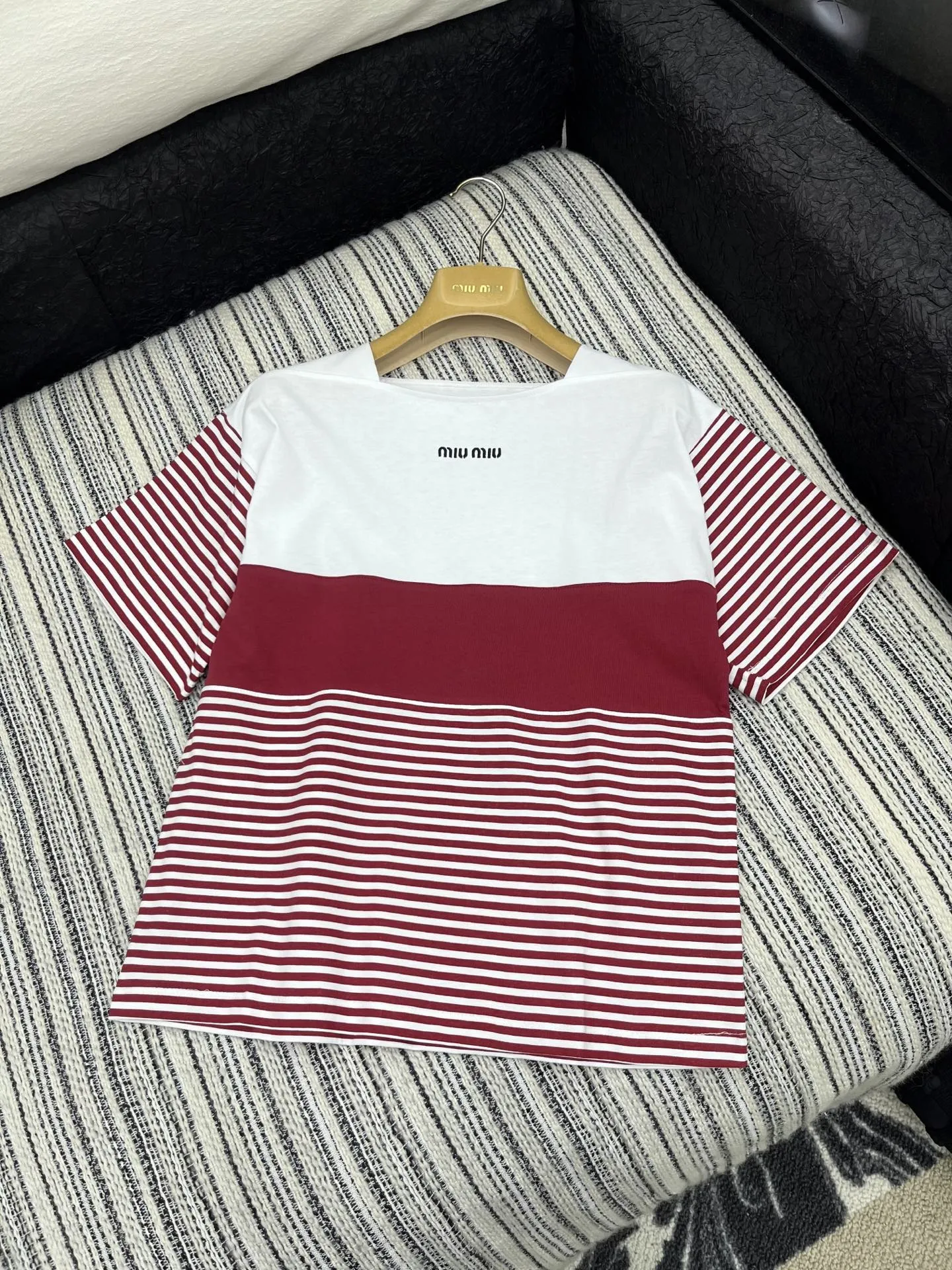 Miu Miu 2025新作海軍風ストライプTシャツ