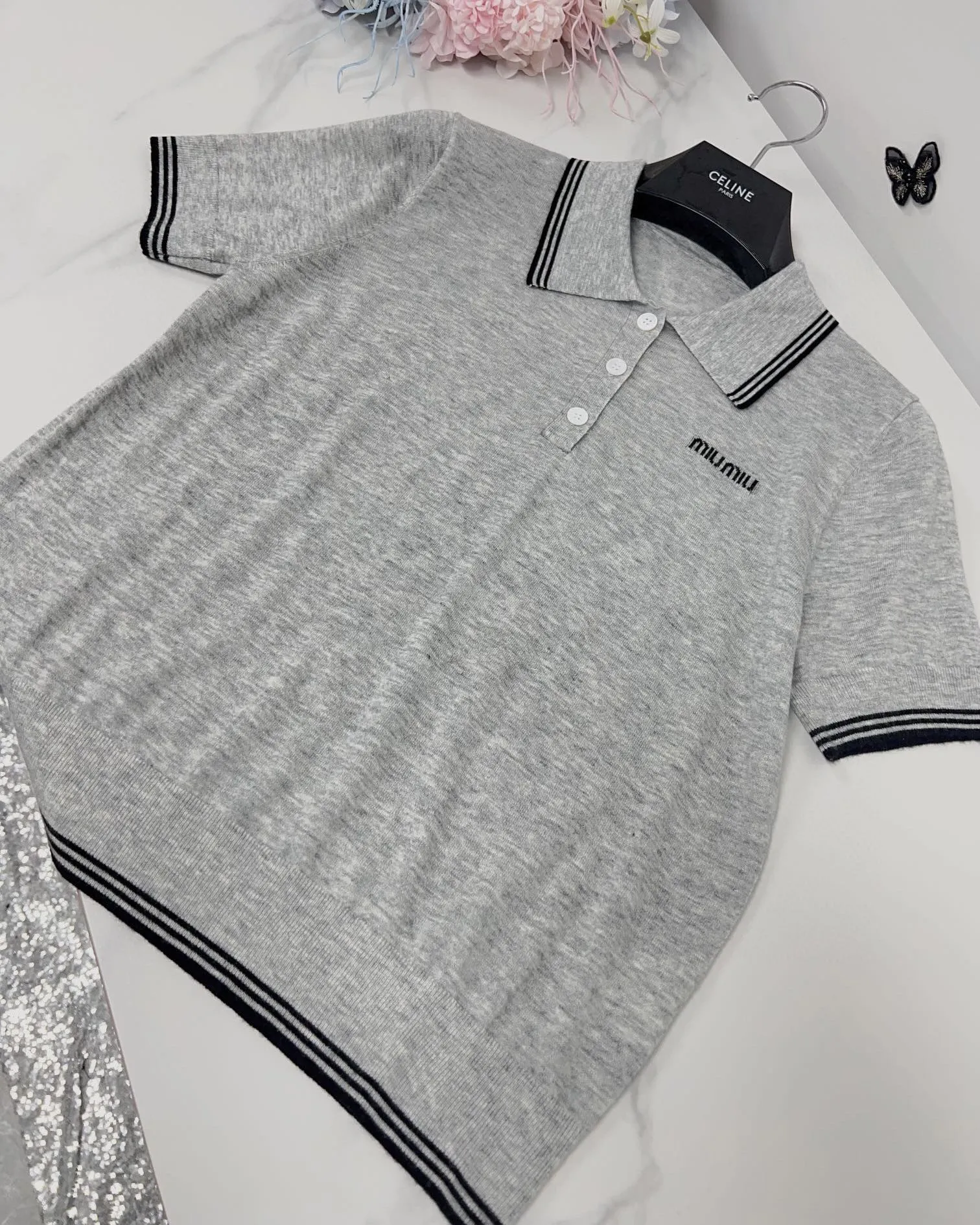 MIU MIU グレーアルファベットポロニット