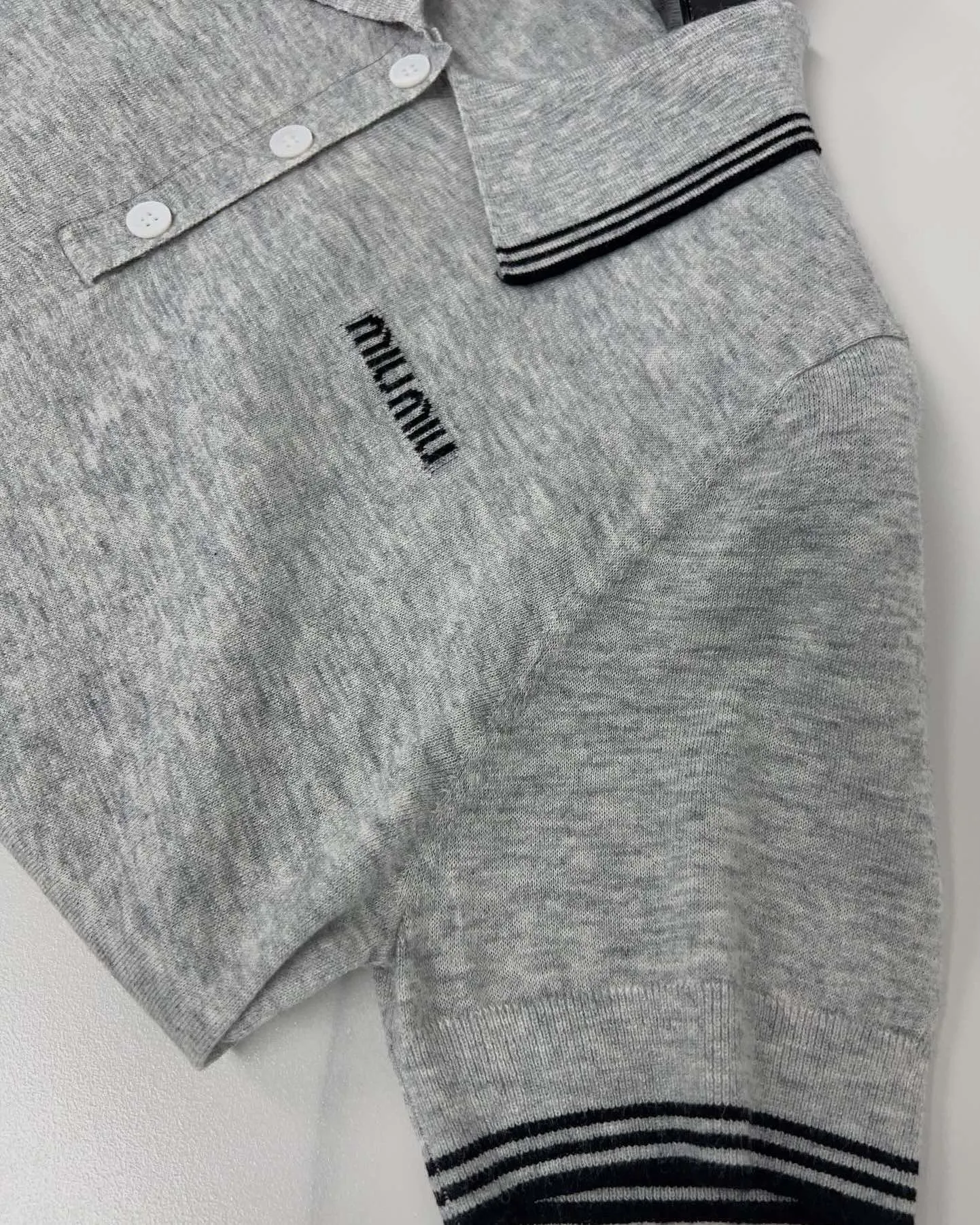 MIU MIU グレーアルファベットポロニット - 画像 (5)