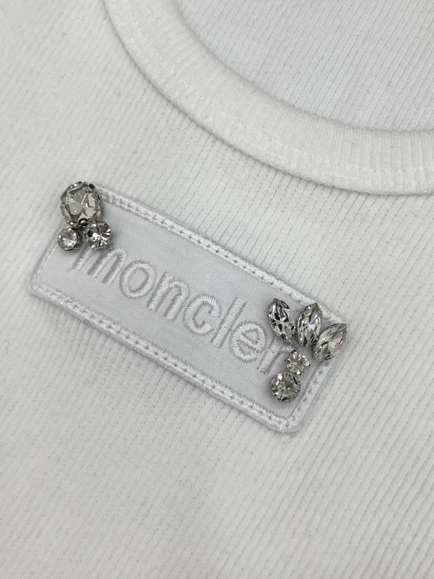 Moncler新作白色キャミソール - 画像 (5)