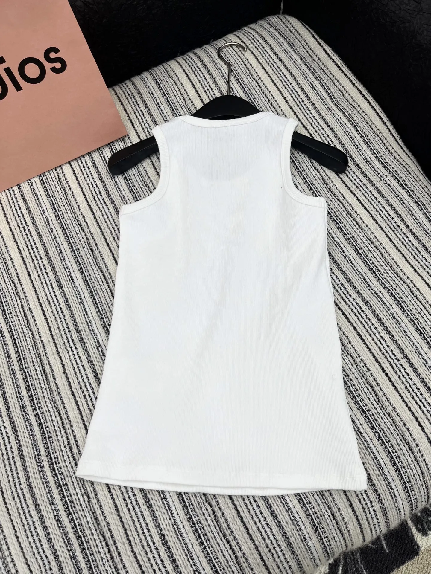 Moncler新作白色キャミソール - 画像 (8)