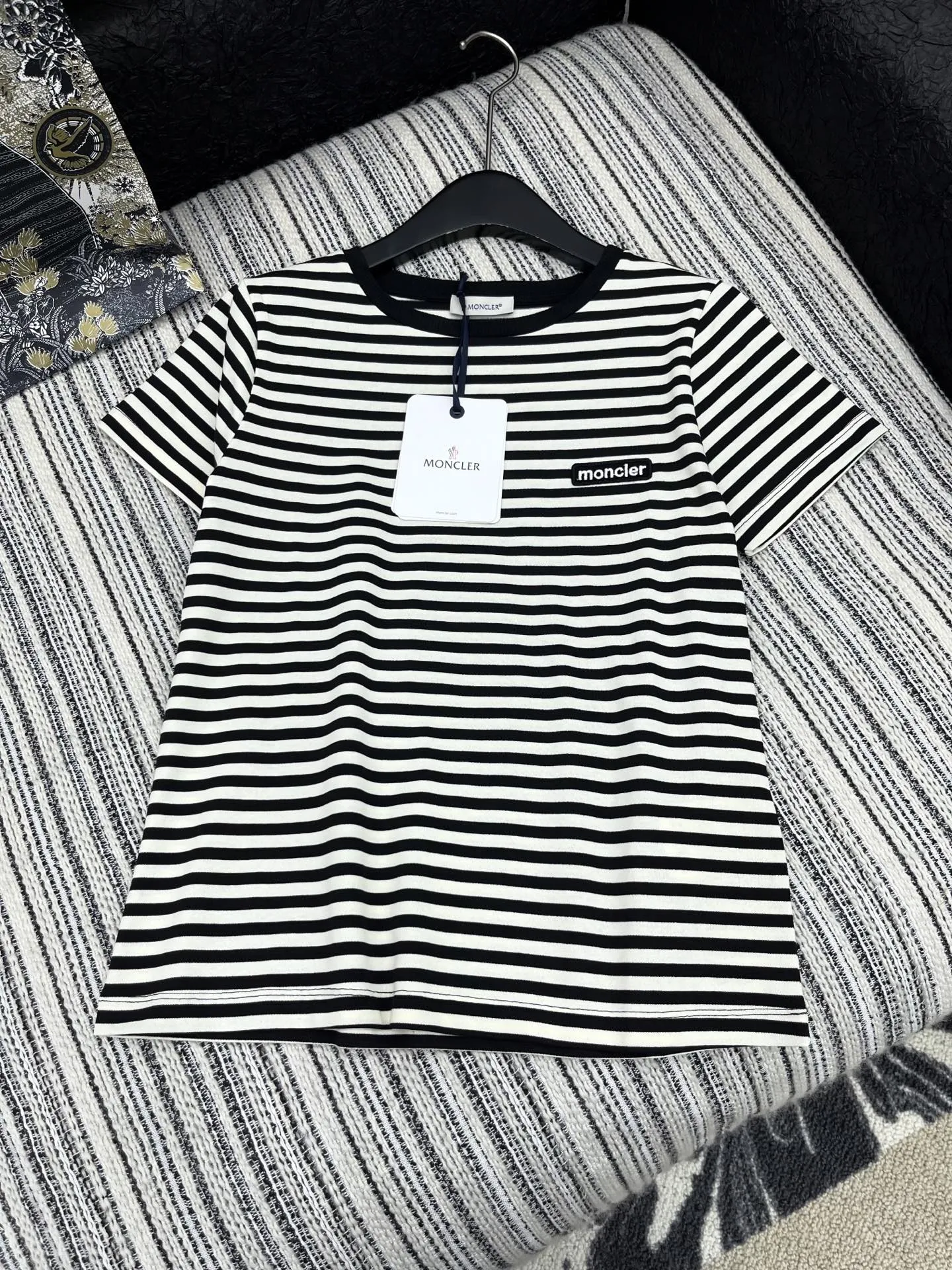 Moncler新作黒ストライプ半袖Tシャツ