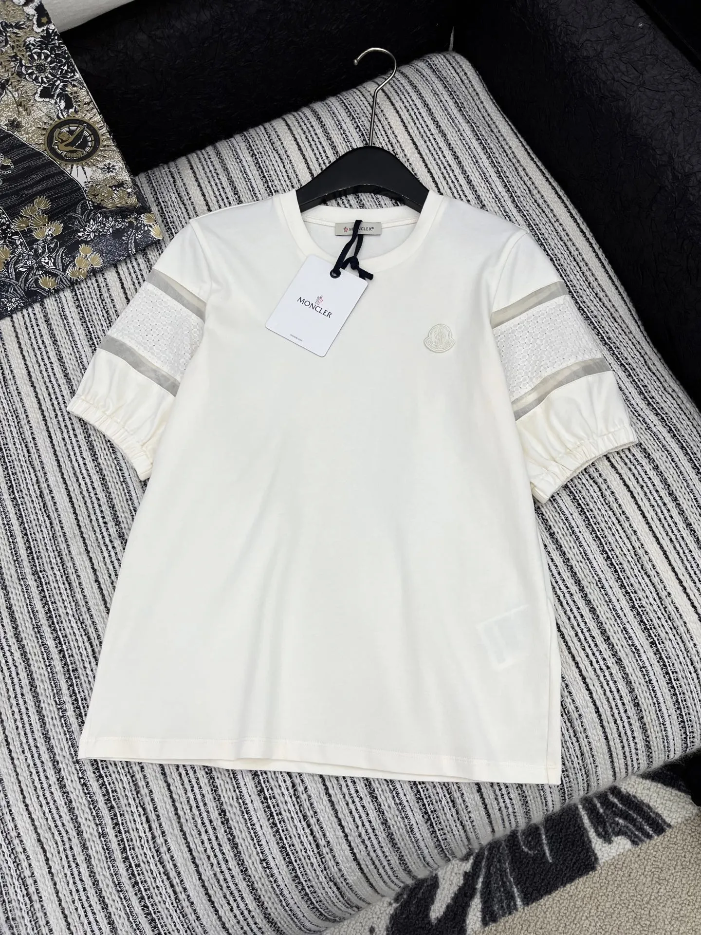 Moncler新作米白绣花半袖Tシャツ