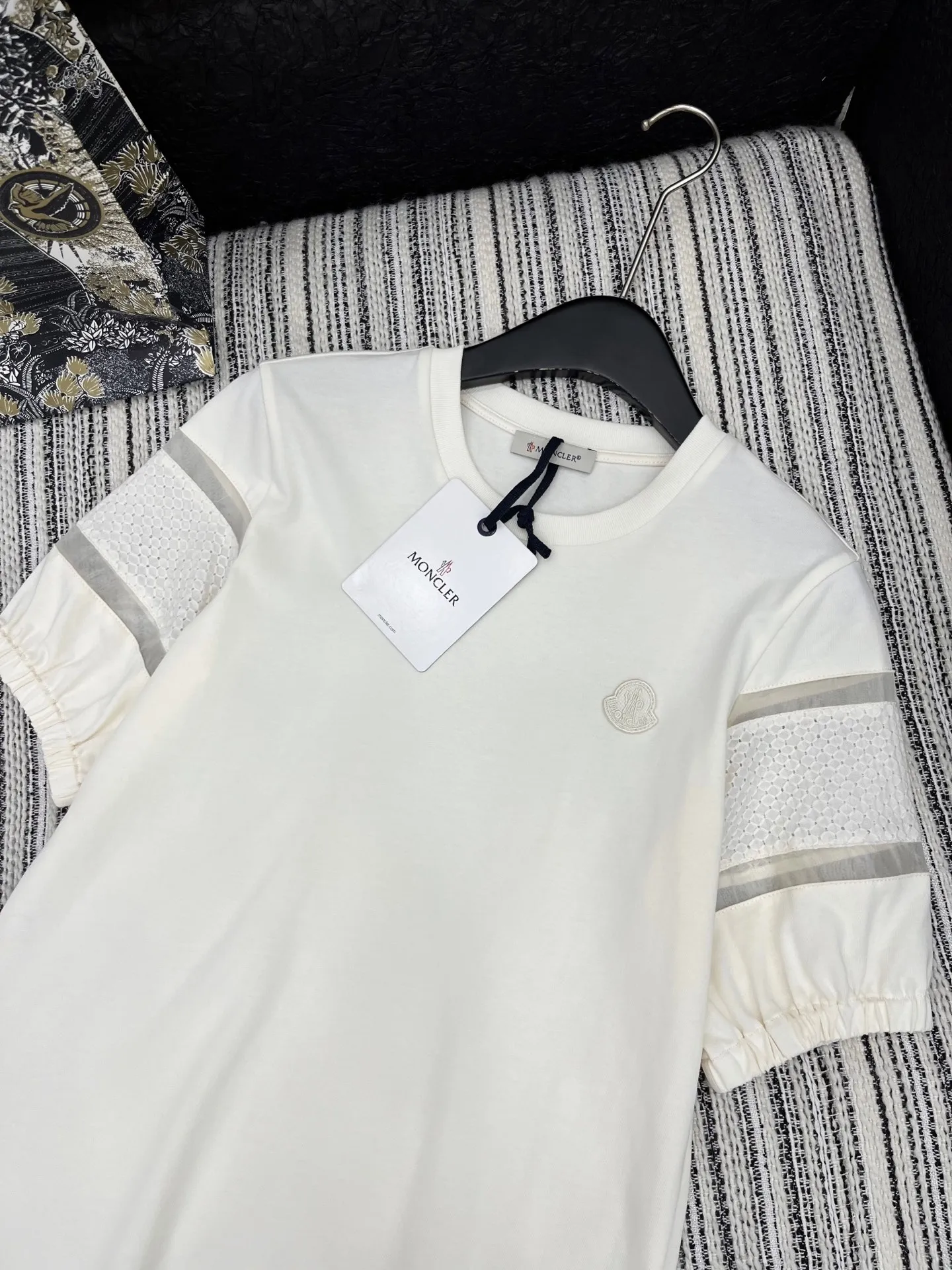 Moncler新作米白绣花半袖Tシャツ - 画像 (3)