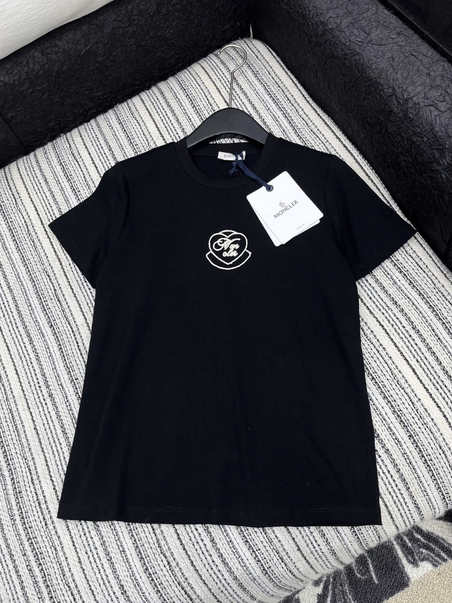 Moncler新作黒刺繍半袖Tシャツ