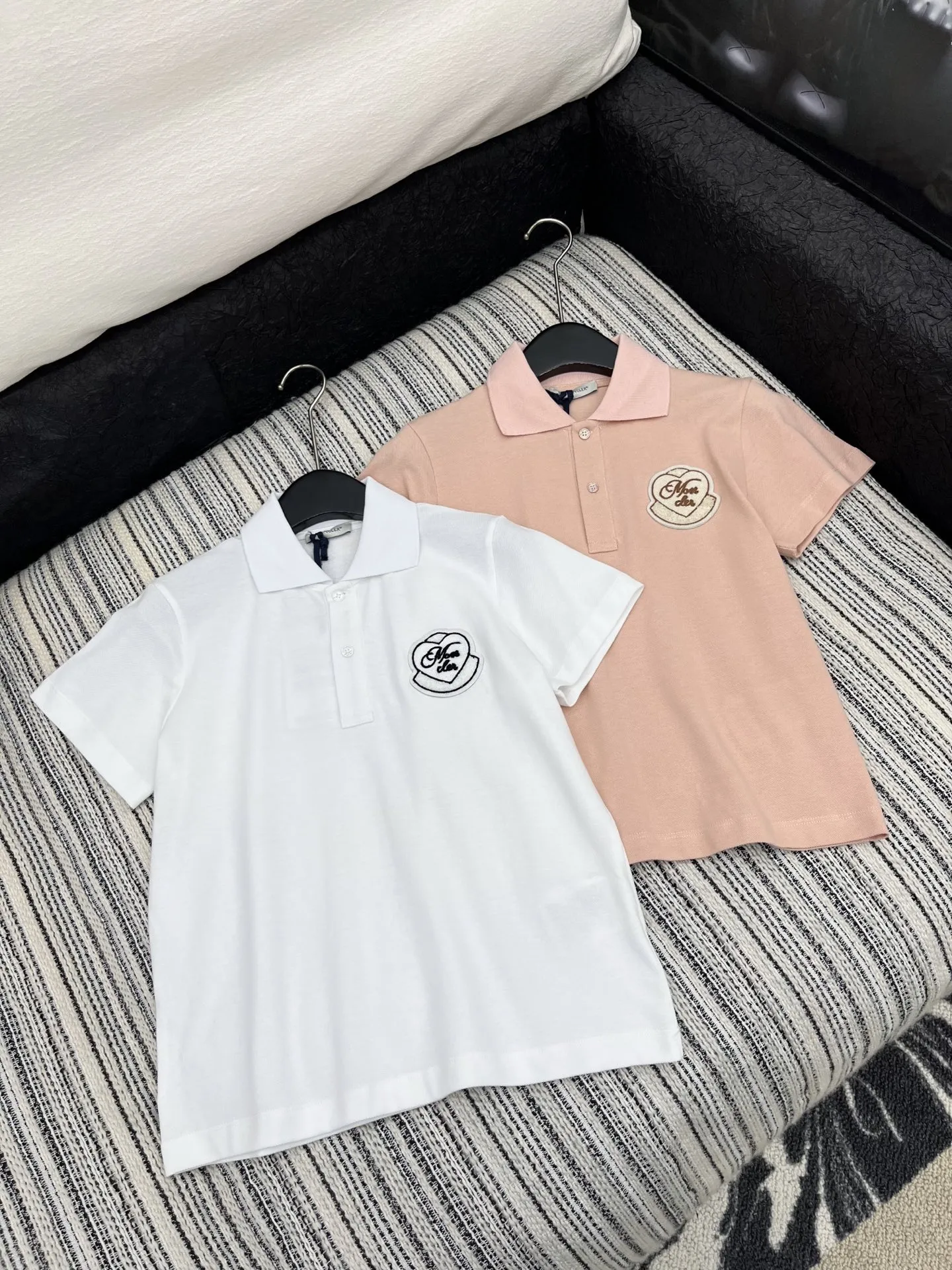 Moncler新作刺繍半袖ポロTシャツ白ピンク