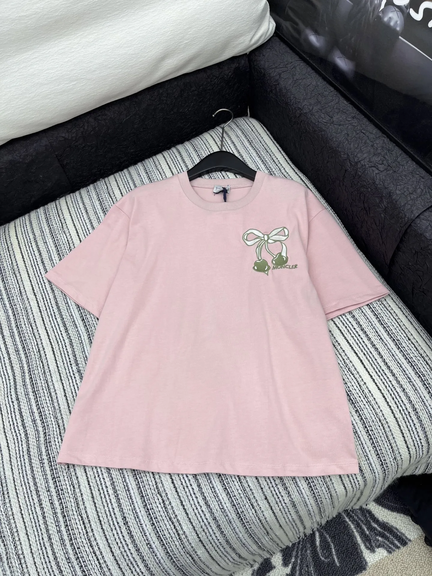 Moncler新作ピンク桜刺繍半袖Tシャツ