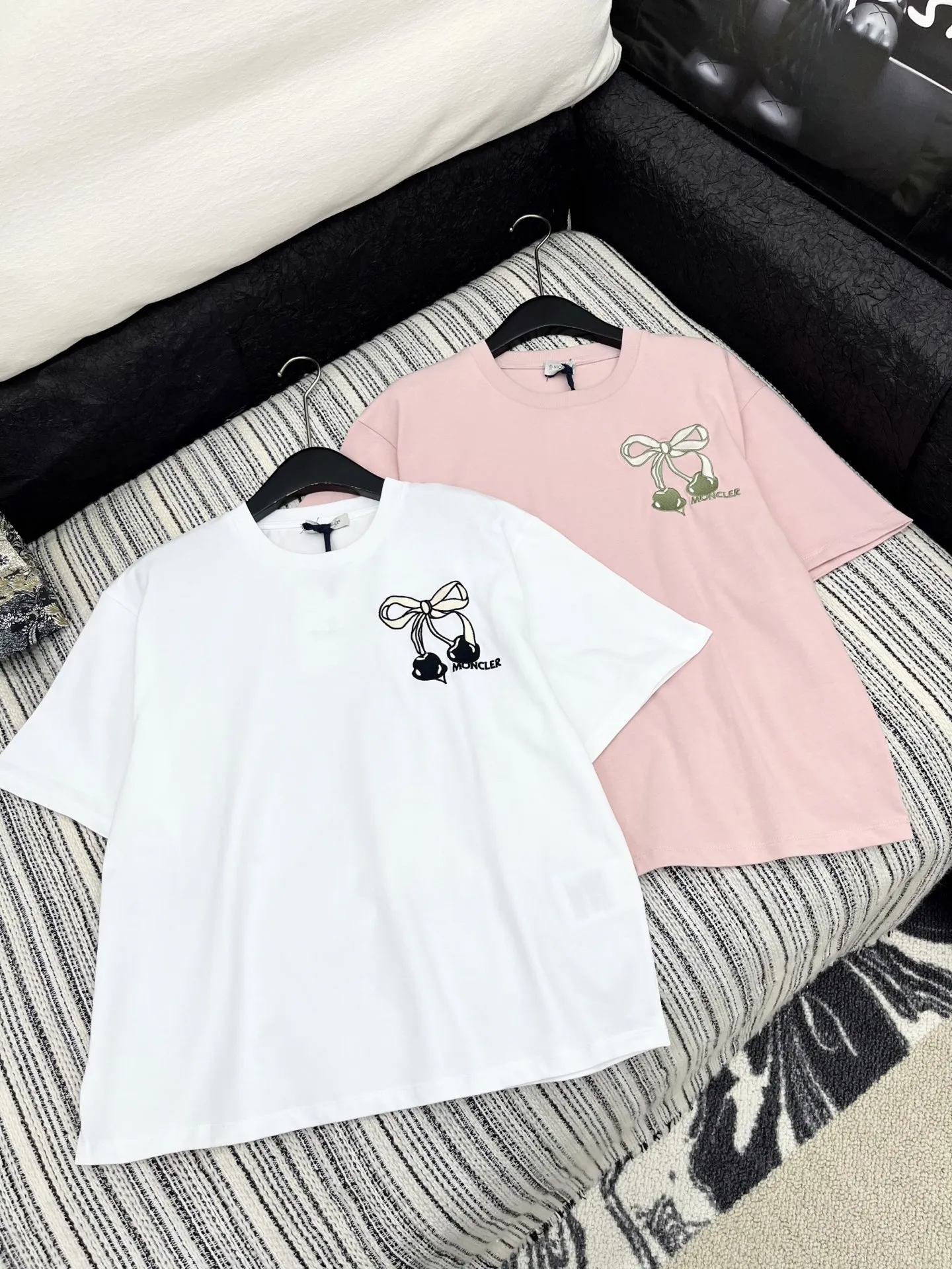 Moncler新作ピンク桜刺繍半袖Tシャツ - 画像 (4)