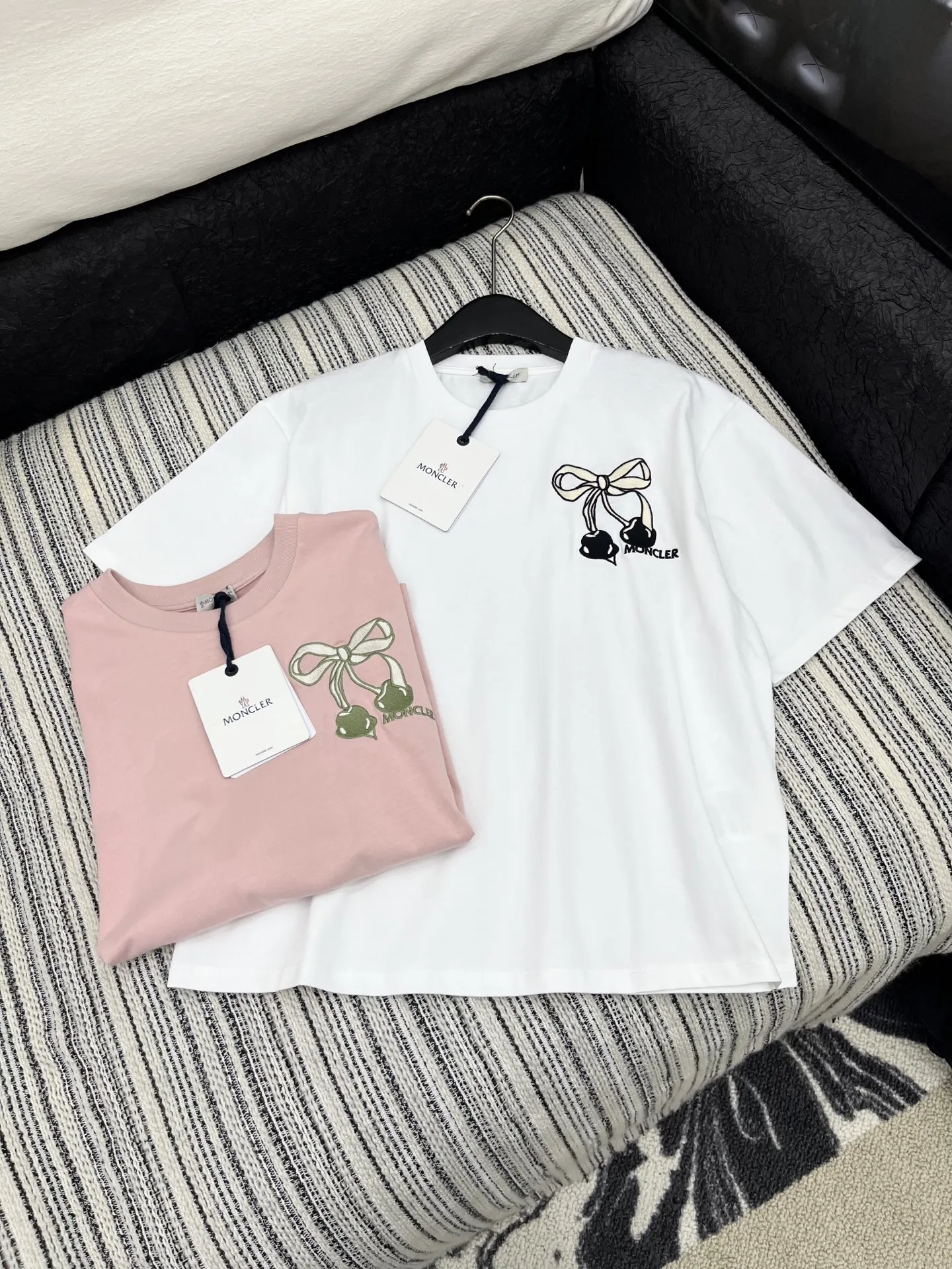 Moncler新作ピンク桜刺繍半袖Tシャツ - 画像 (5)