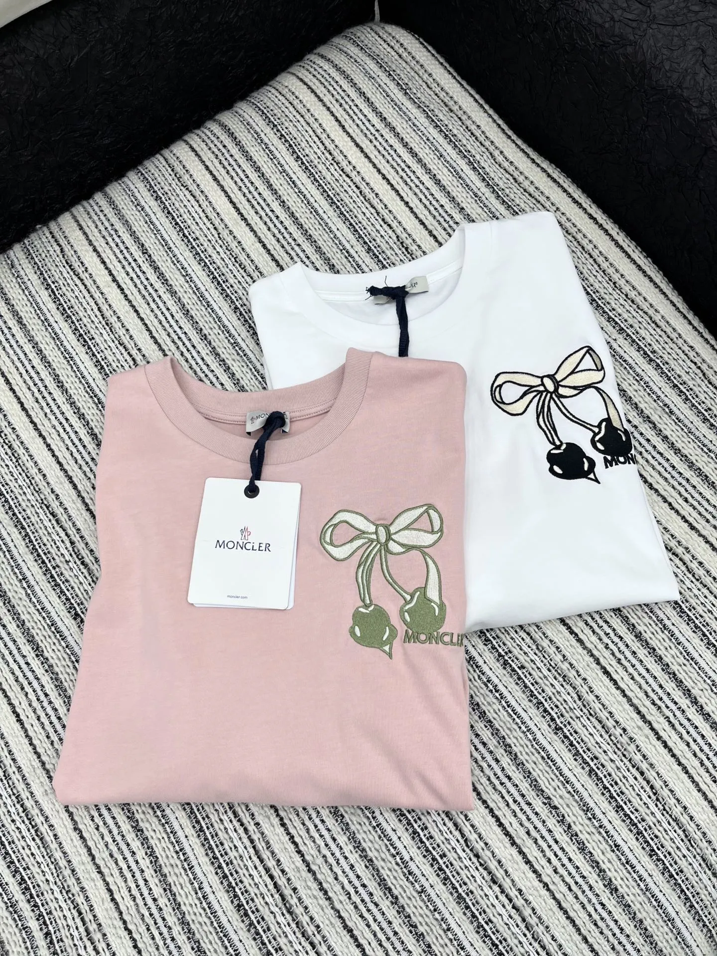 Moncler新作ピンク桜刺繍半袖Tシャツ - 画像 (6)