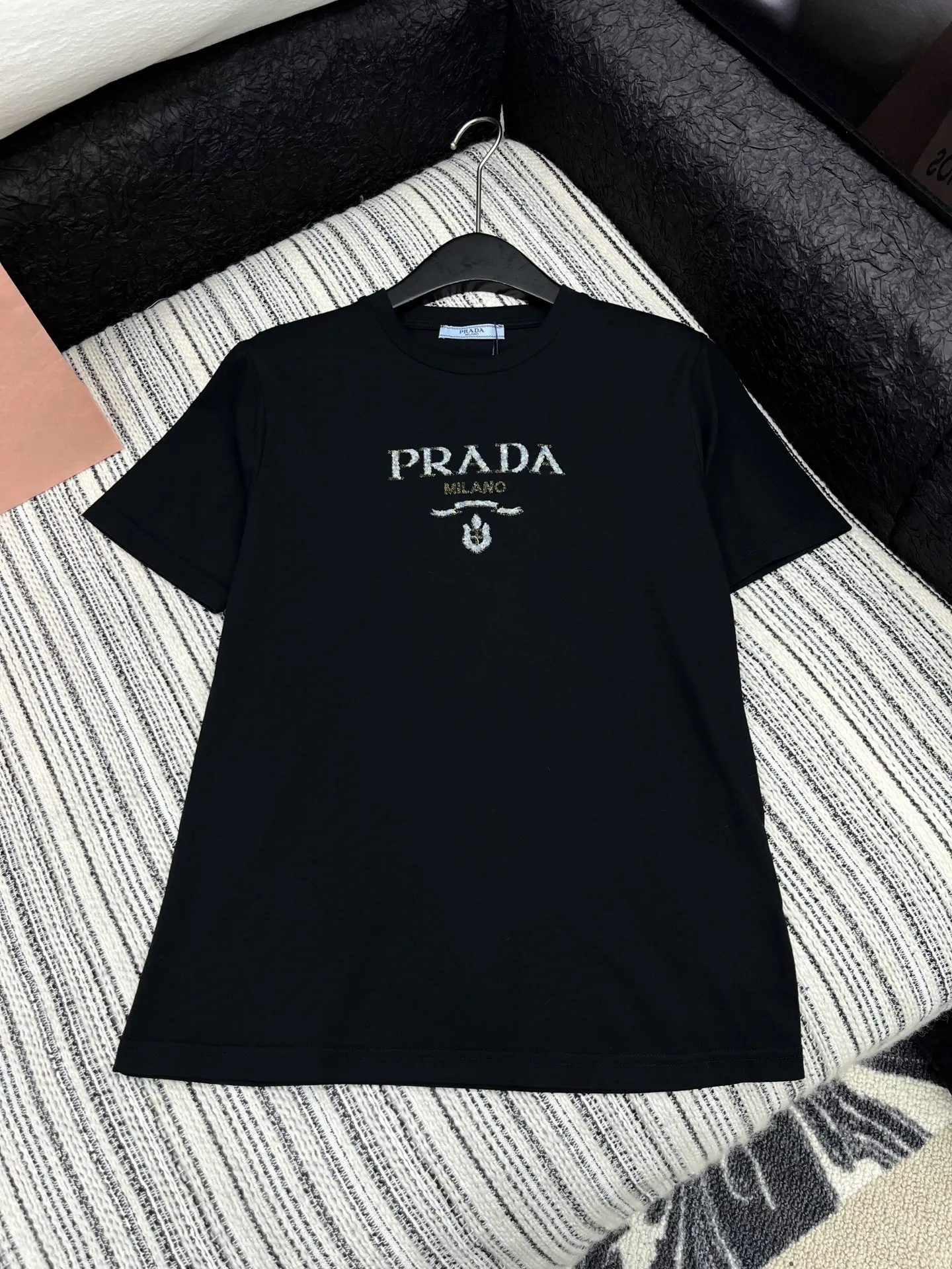 Prada新作黒刺繍ロゴ半袖Tシャツ