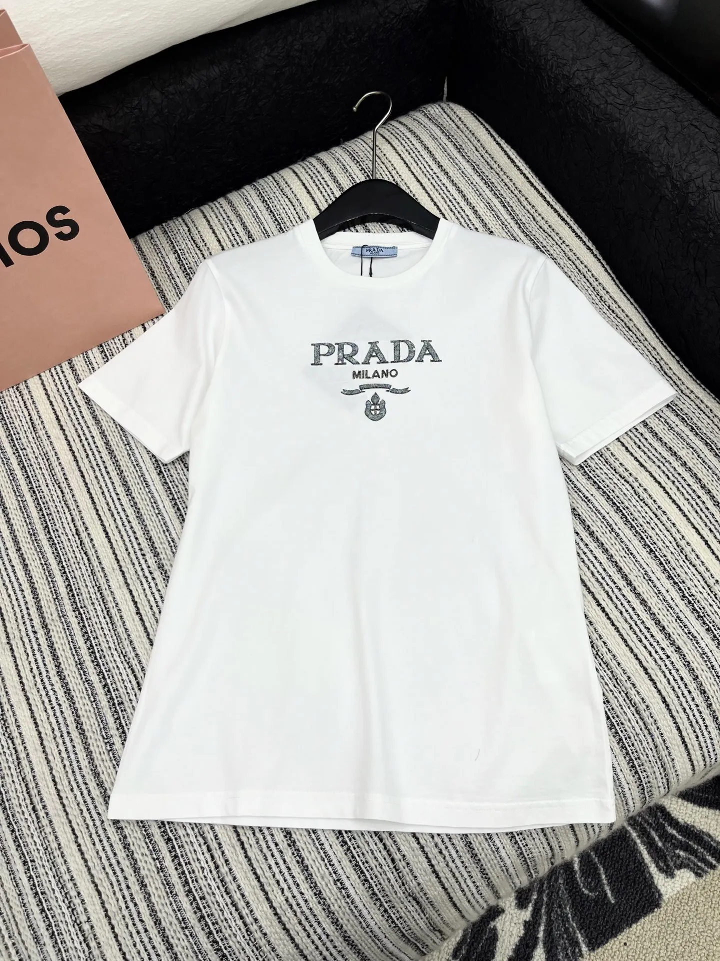 Prada新作黒刺繍ロゴ半袖Tシャツ - 画像 (3)