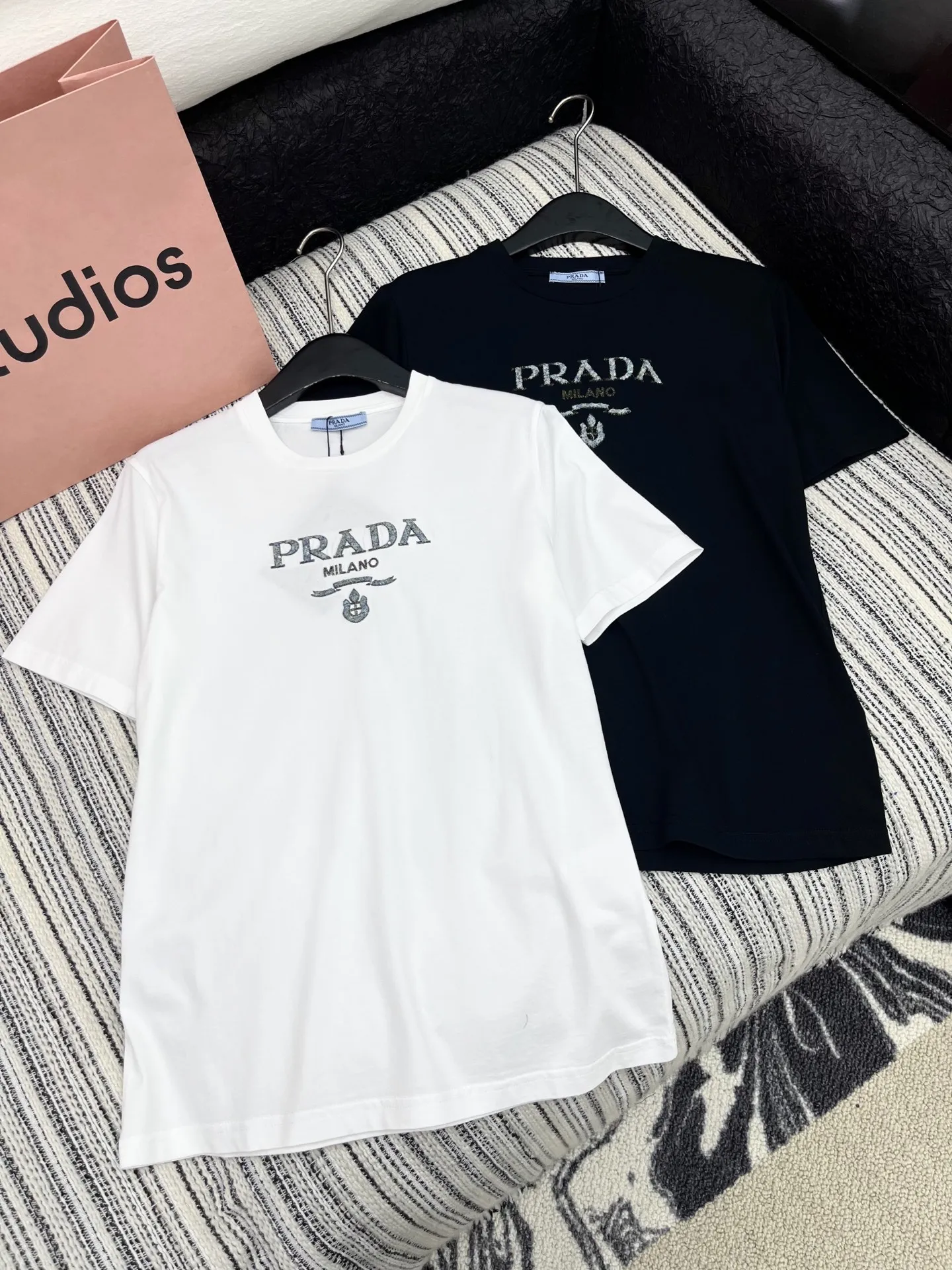 Prada新作黒刺繍ロゴ半袖Tシャツ - 画像 (4)