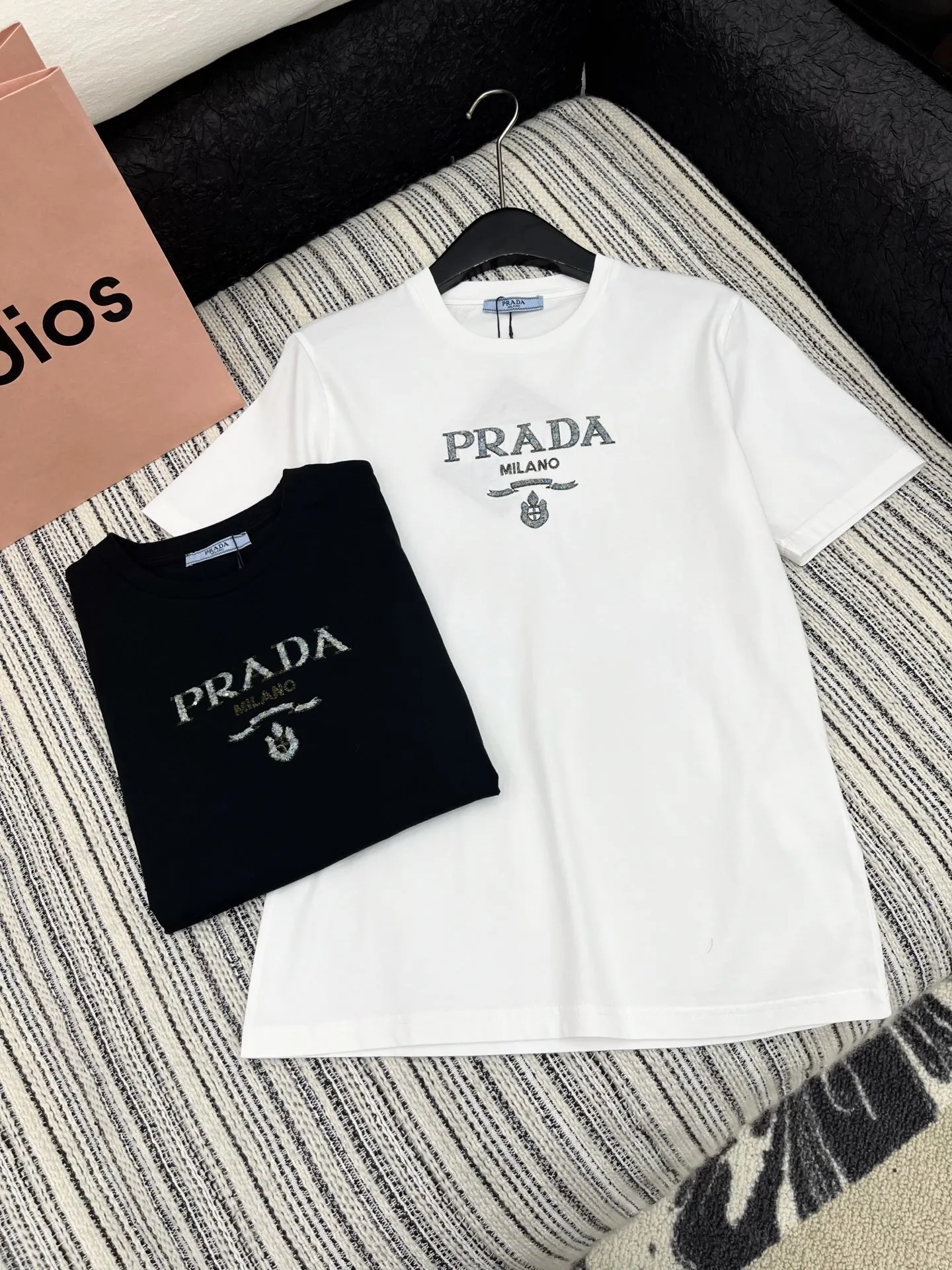 Prada新作黒刺繍ロゴ半袖Tシャツ - 画像 (5)