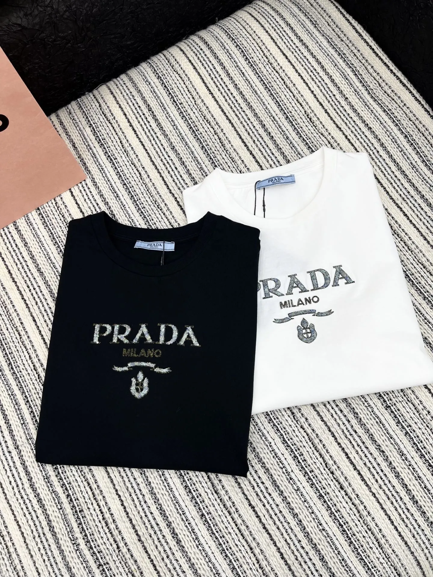 Prada新作黒刺繍ロゴ半袖Tシャツ - 画像 (6)