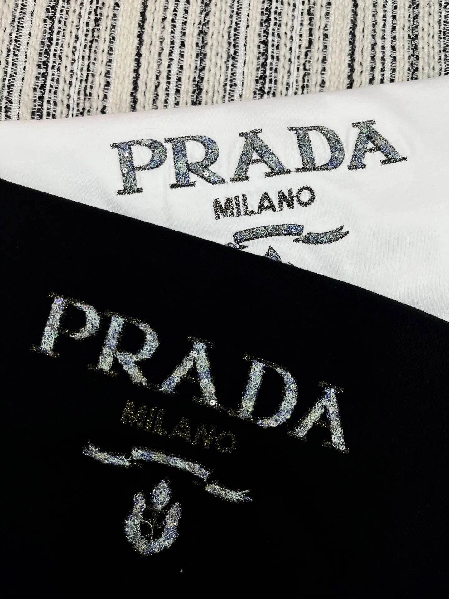 Prada新作黒刺繍ロゴ半袖Tシャツ - 画像 (7)