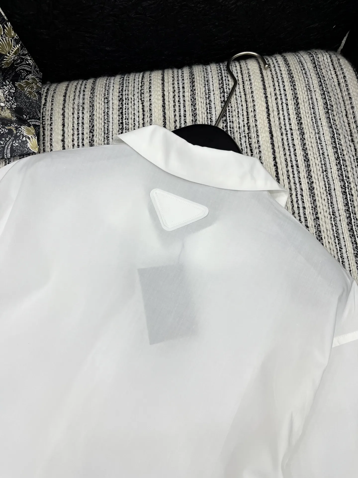 Prada 2025新作 白色 ドールカラーシャツ - 画像 (8)