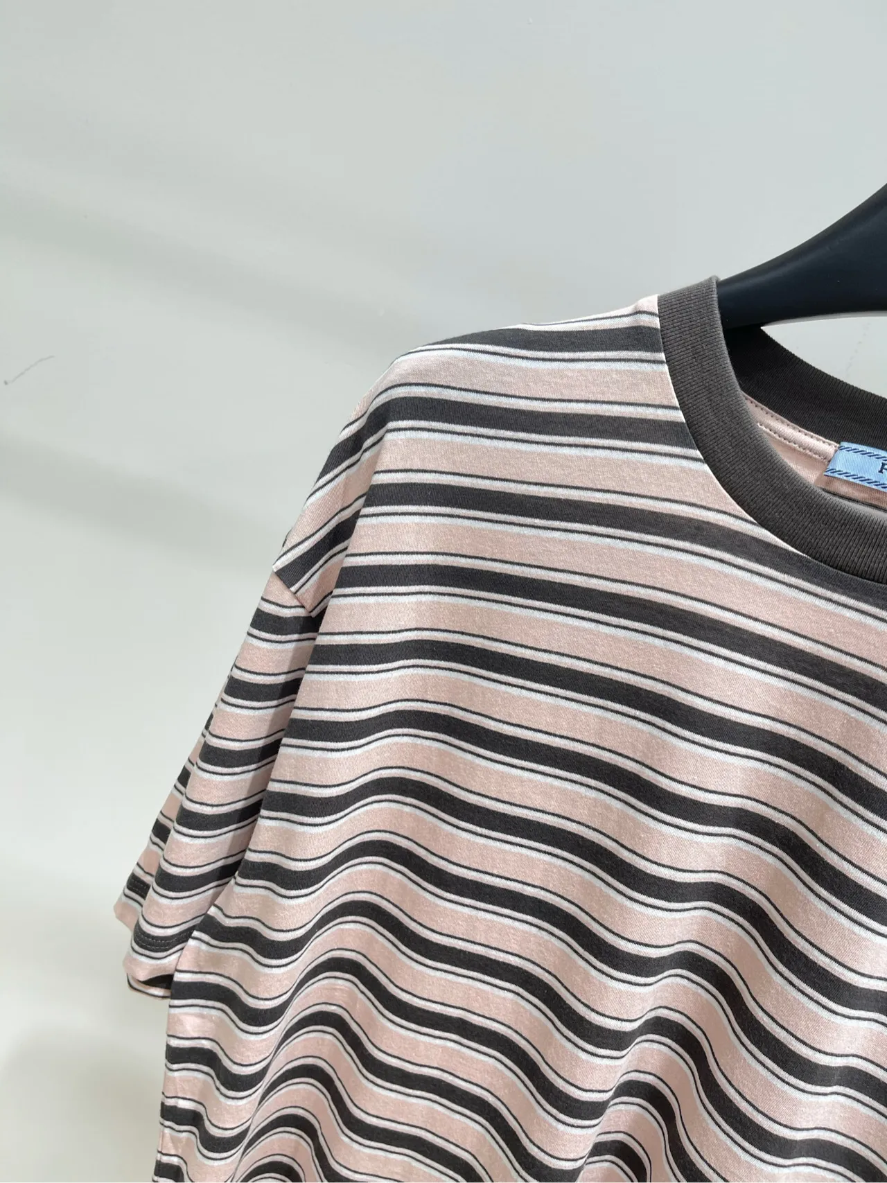 Prada新作ピンクストライプ半袖Tシャツ - 画像 (4)