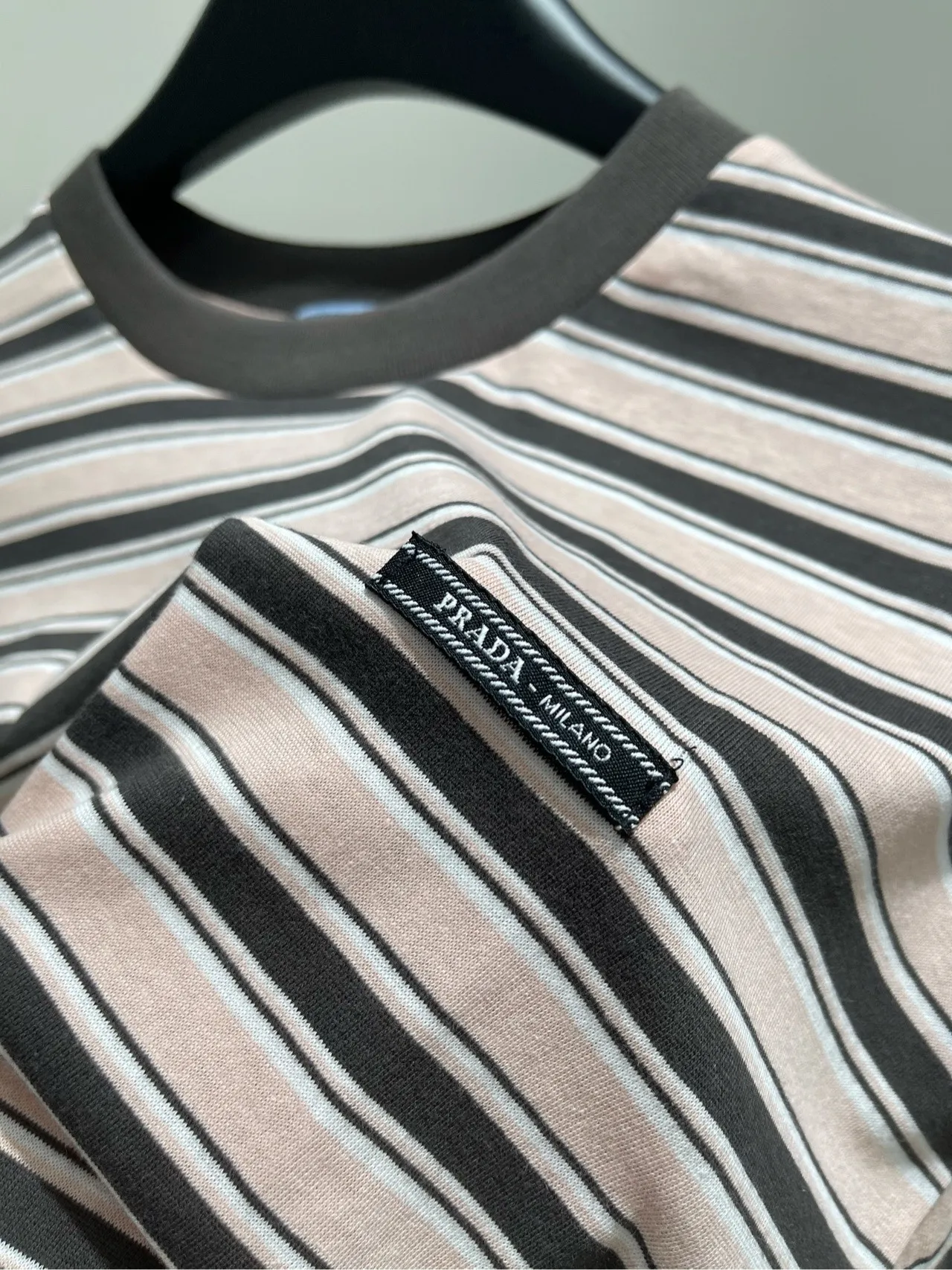 Prada新作ピンクストライプ半袖Tシャツ - 画像 (6)