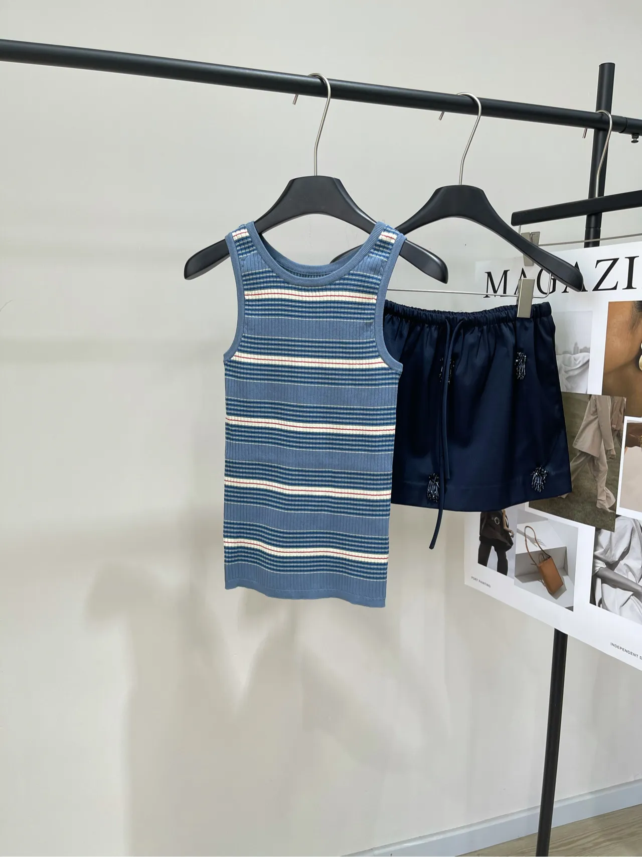 Prada新作海洋蓝ストライプニットベスト