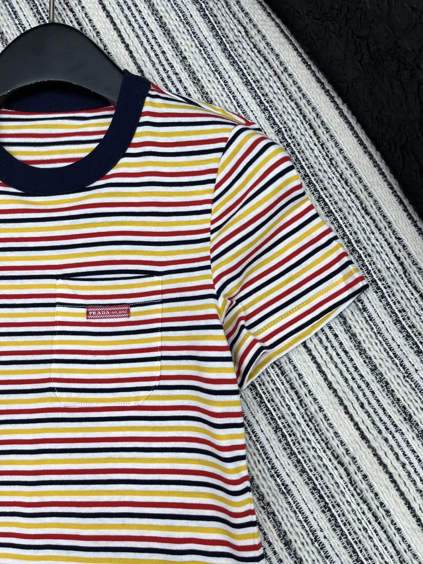 Prada新作ストライプ半袖Tシャツ - 画像 (4)