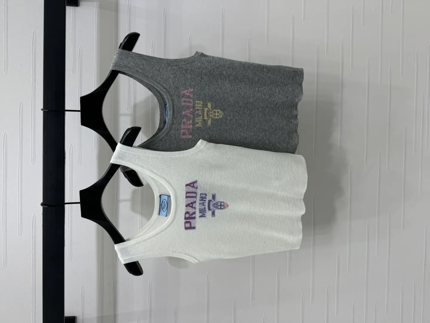 Prada新作黒とグレーニットベスト