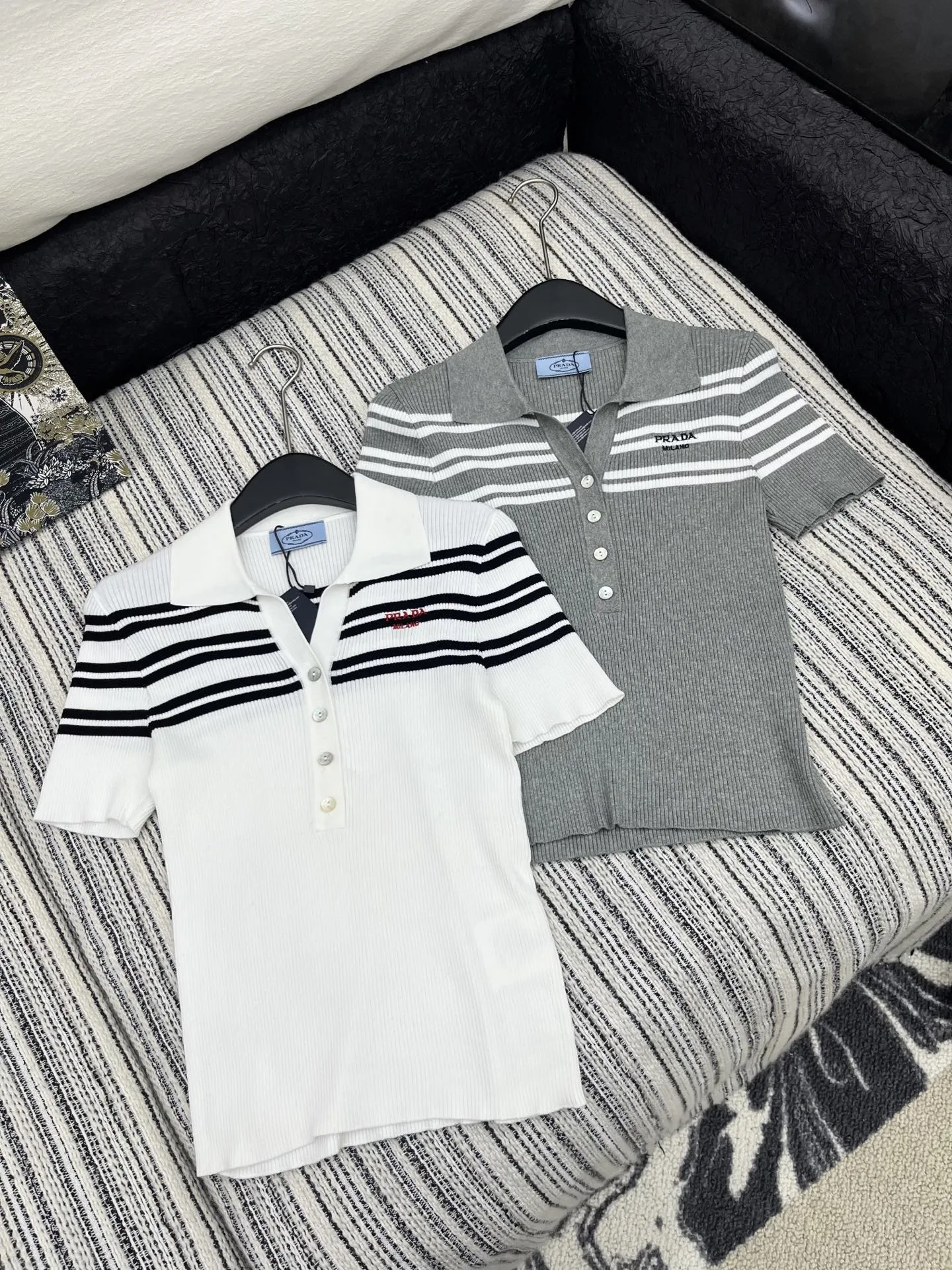 Prada新作ストライプ半袖ニットトップス白灰