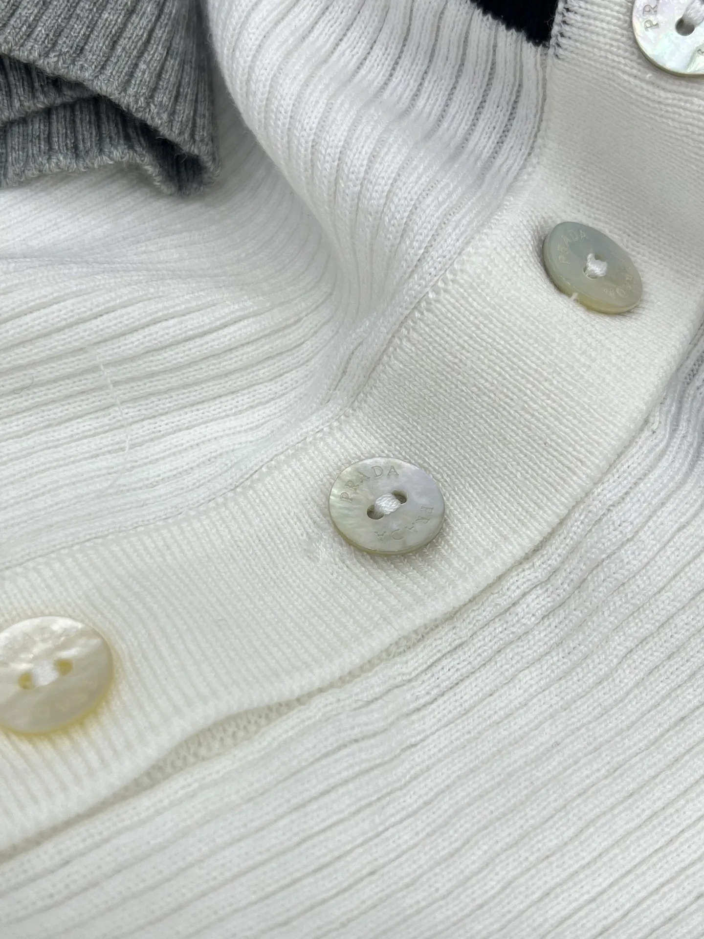Prada新作ストライプ半袖ニットトップス白灰 - 画像 (8)