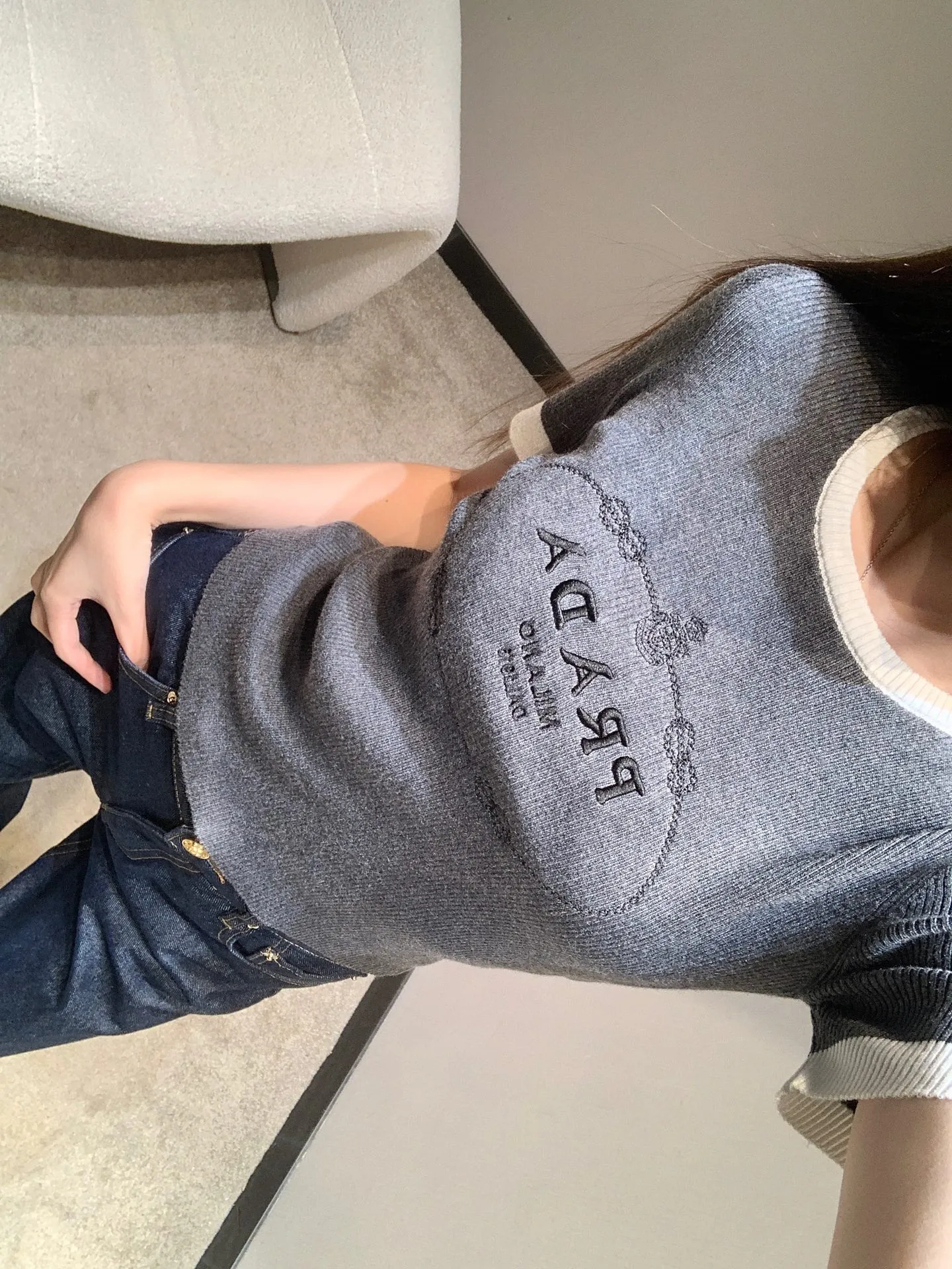 Prada新作黒カラーマッチング半袖ニットトップス - 画像 (6)