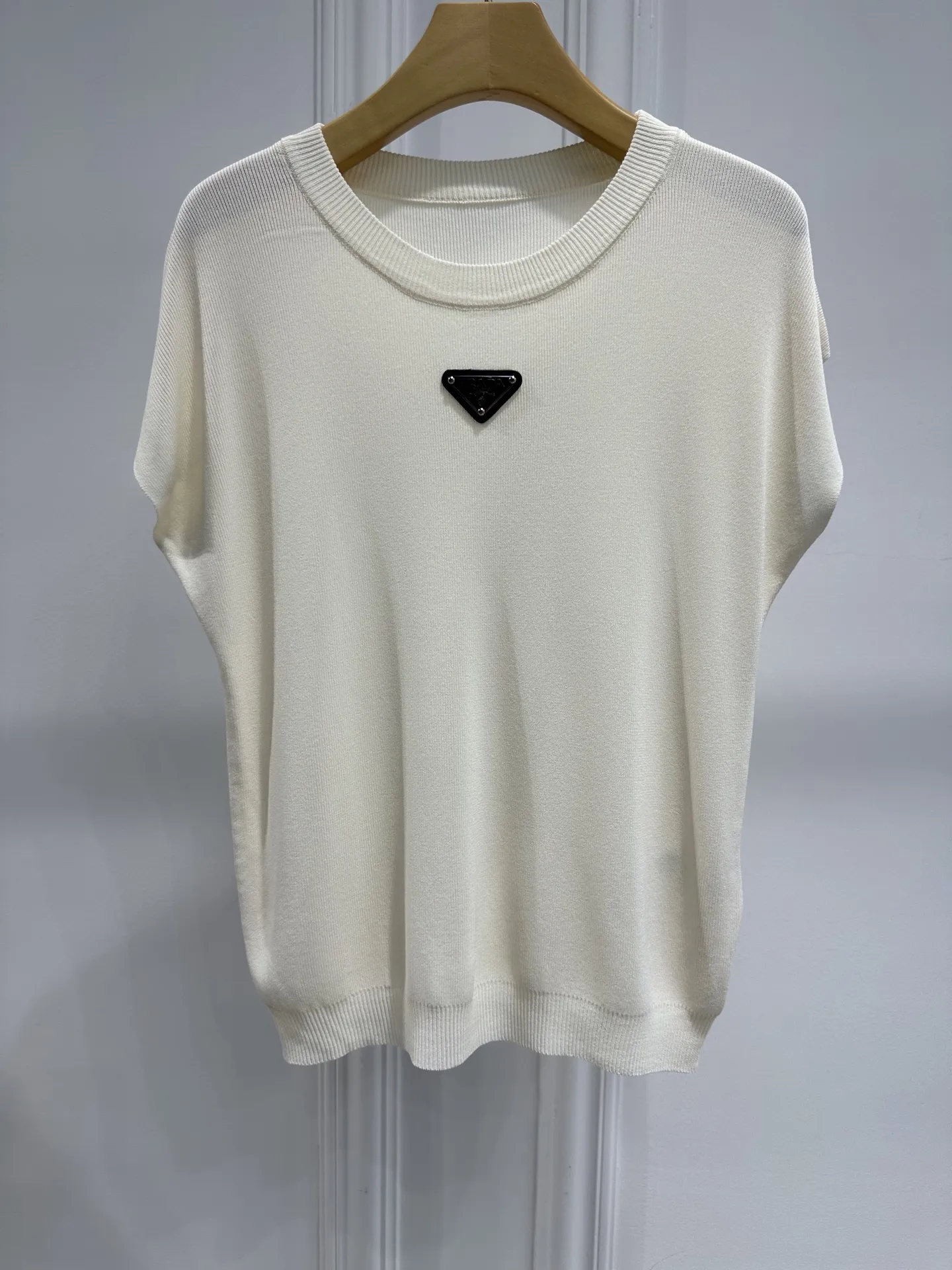 PRADA新作ホワイトトライアングルニットボトムス