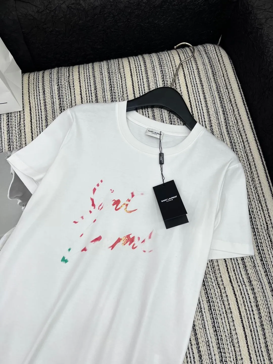 Yves Saint Laurent新作白黒プリント半袖Tシャツ - 画像 (3)