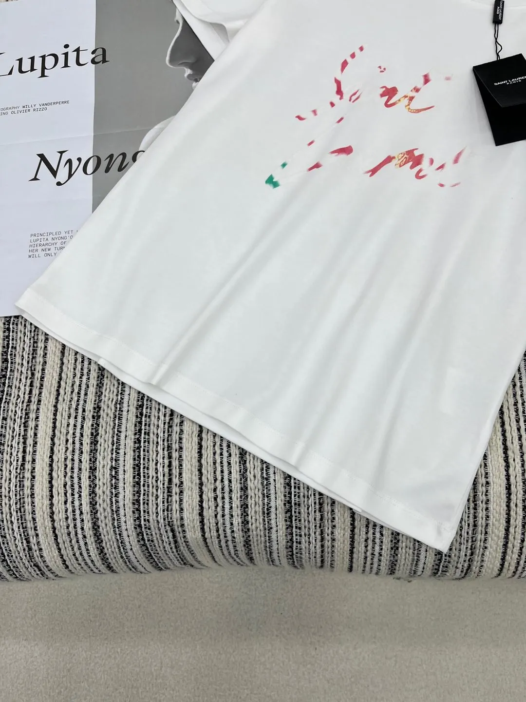 Yves Saint Laurent新作白黒プリント半袖Tシャツ - 画像 (6)