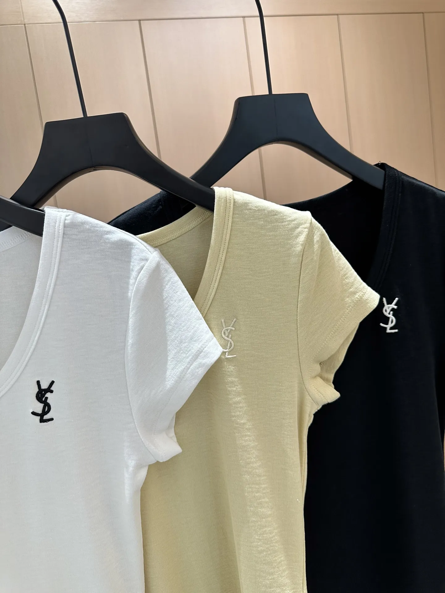 Yves Saint Laurent新作黒色刺繍半袖Tシャツ - 画像 (6)