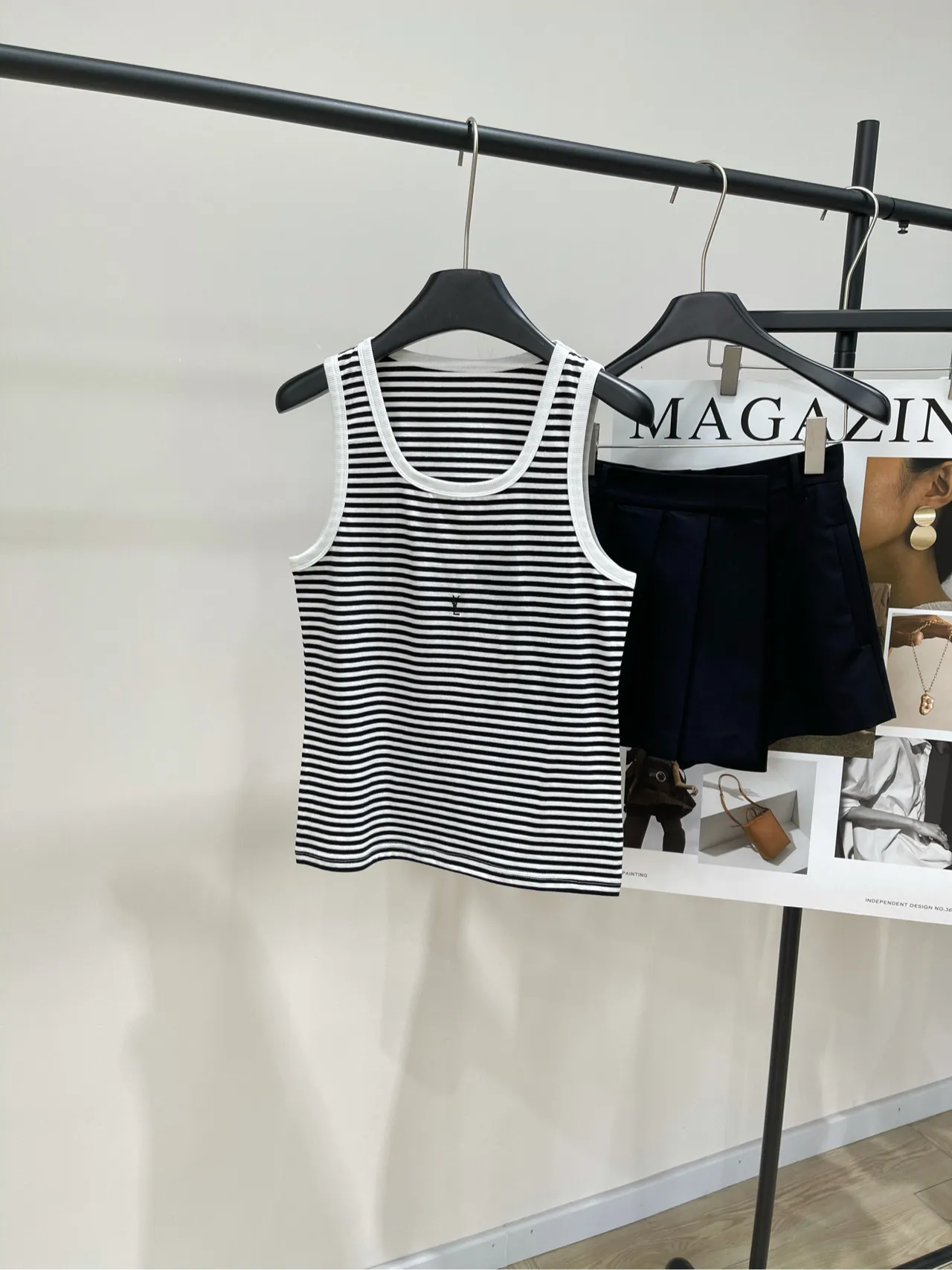 Yves Saint Laurent黒白ストライプベスト新作