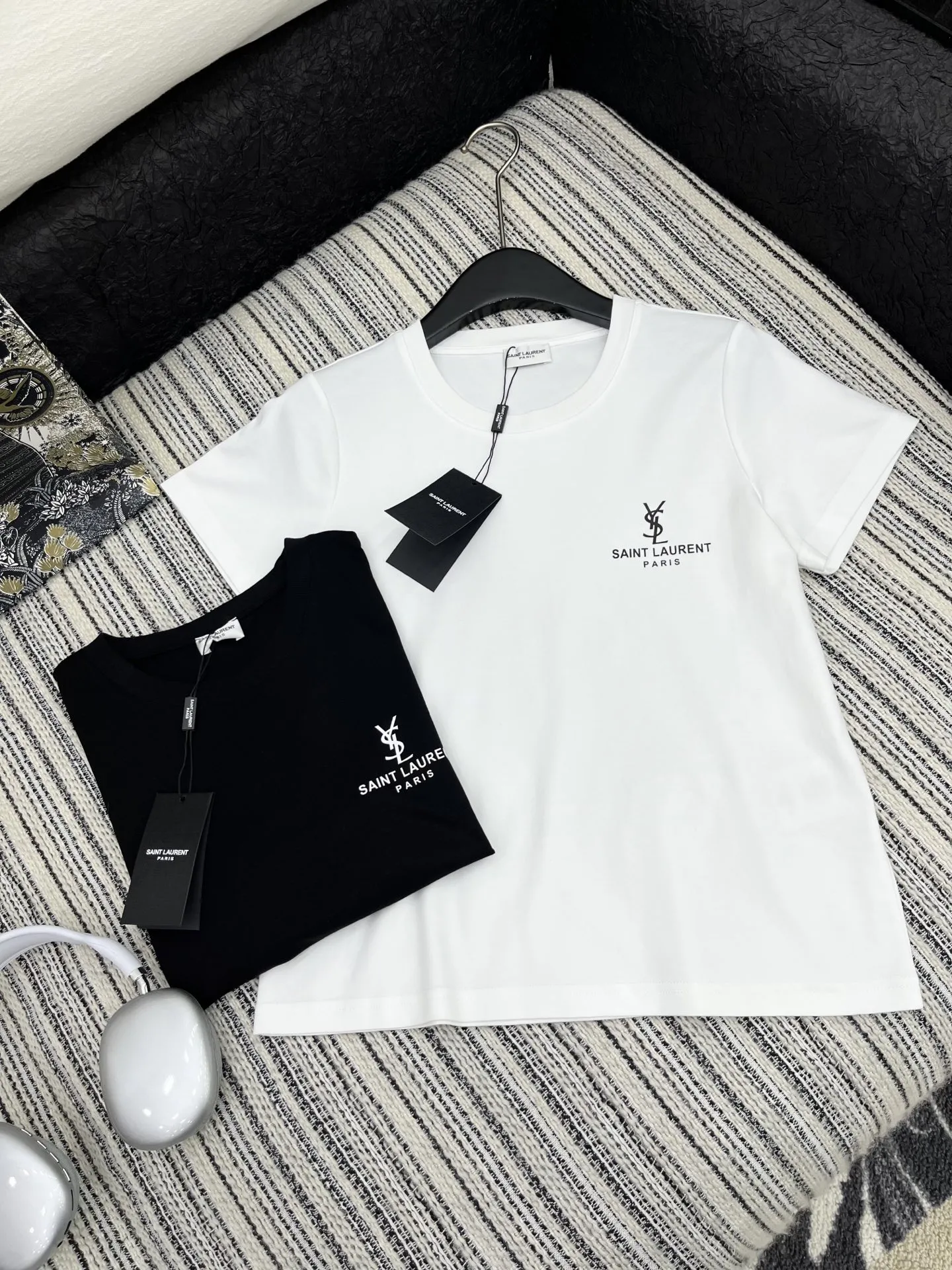 Yves Saint Laurent黒プリント半袖Tシャツ新作 - 画像 (5)