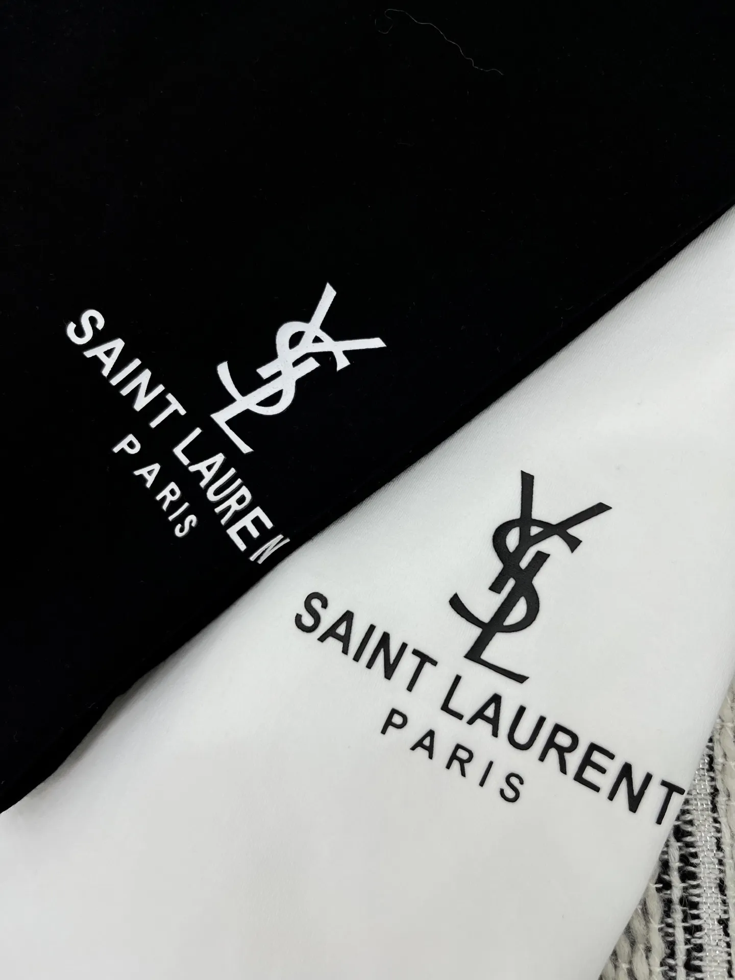Yves Saint Laurent黒プリント半袖Tシャツ新作 - 画像 (7)