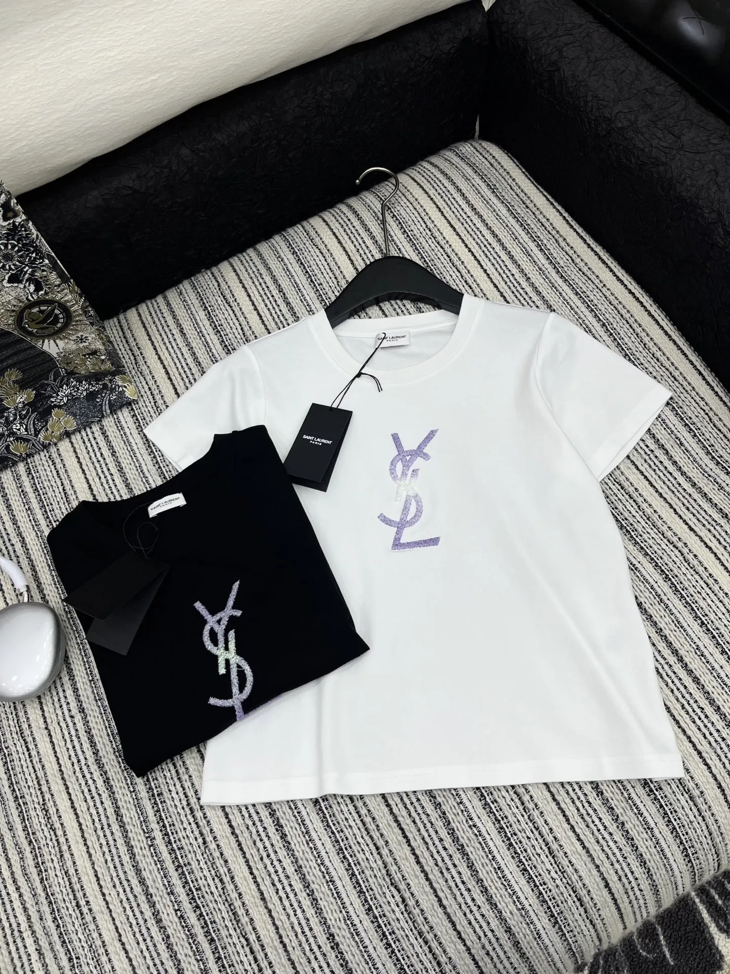Yves Saint Laurent 黒 新作プリント半袖Tシャツ - 画像 (5)