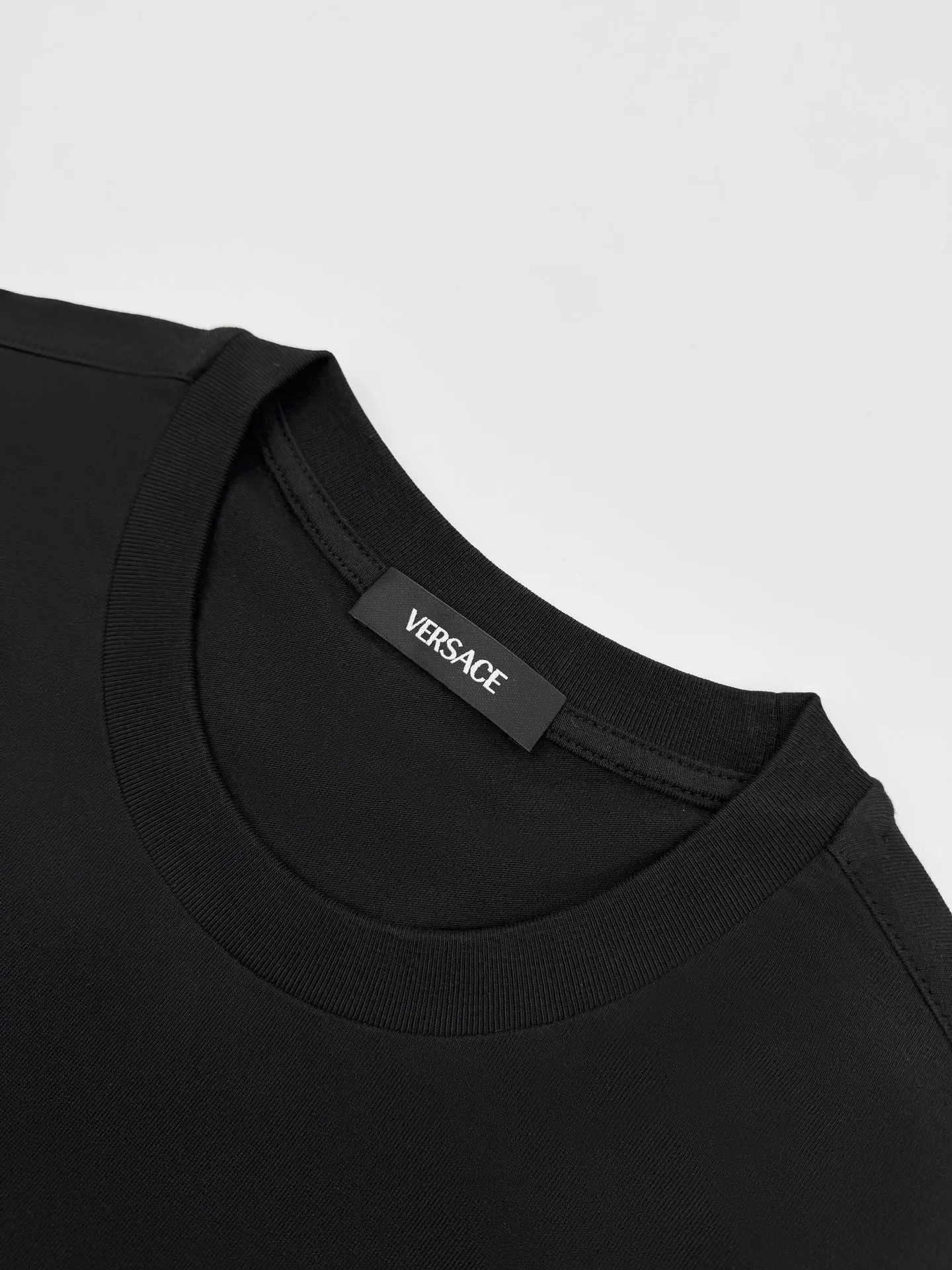 Versace新作黒半袖Tシャツ刺繍デザイン - 画像 (4)
